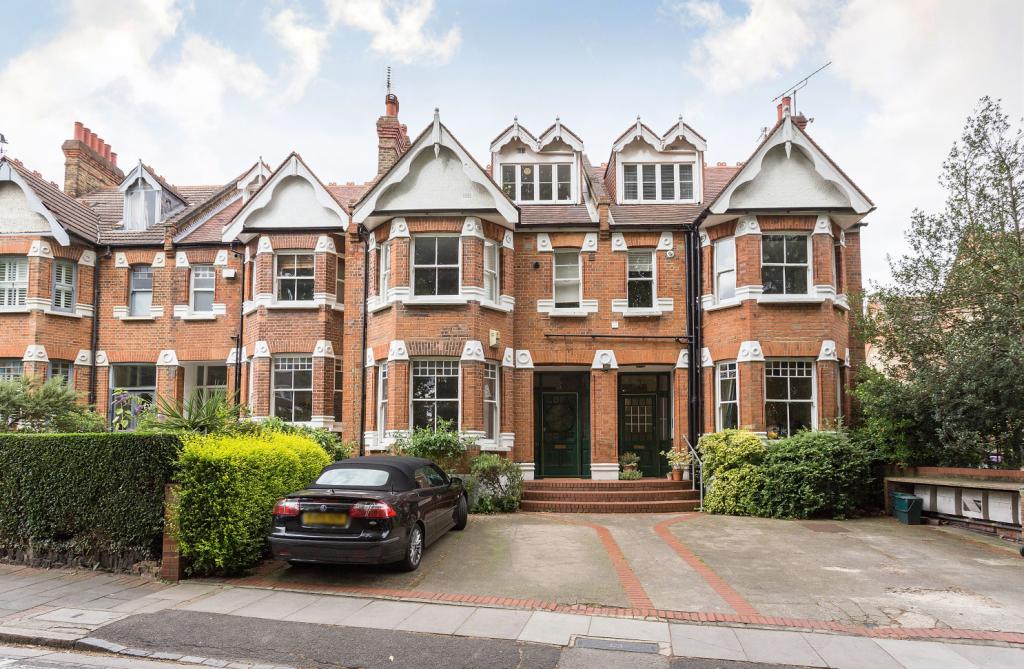 2 bedroom property to rent in Priory Road, Crouch End, London, N8 £400 pw