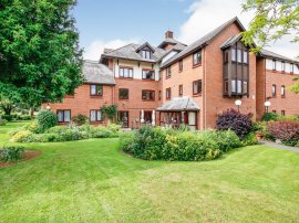 Lawnsmead Gardens, Newport Pagnell thumb 1