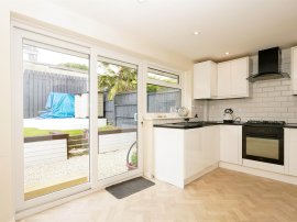 Thornlea Close, Yeadon, Leeds thumb 2