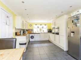 Passfield Walk, Havant thumb 3