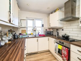 Kinnaird Close, Slough thumb 2