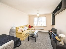 Kinnaird Close, Slough thumb 3