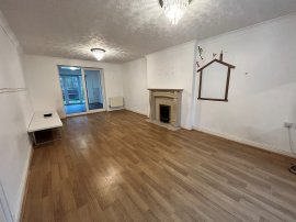 Hall Drive, LINCOLN thumb 2