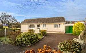 Click for details Langaller Close, Bovey Tracey, Newton Abbot, Devon, TQ13 photo