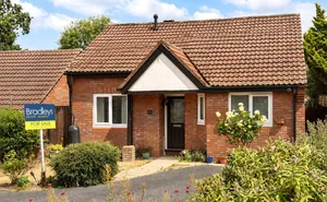 Click for details Monmouth Way, Honiton, Devon, EX14 photo