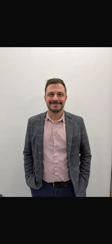 https://mr0.homeflow-assets.co.uk/files/avatar/image/7032/7903/_x_/DH.jpg