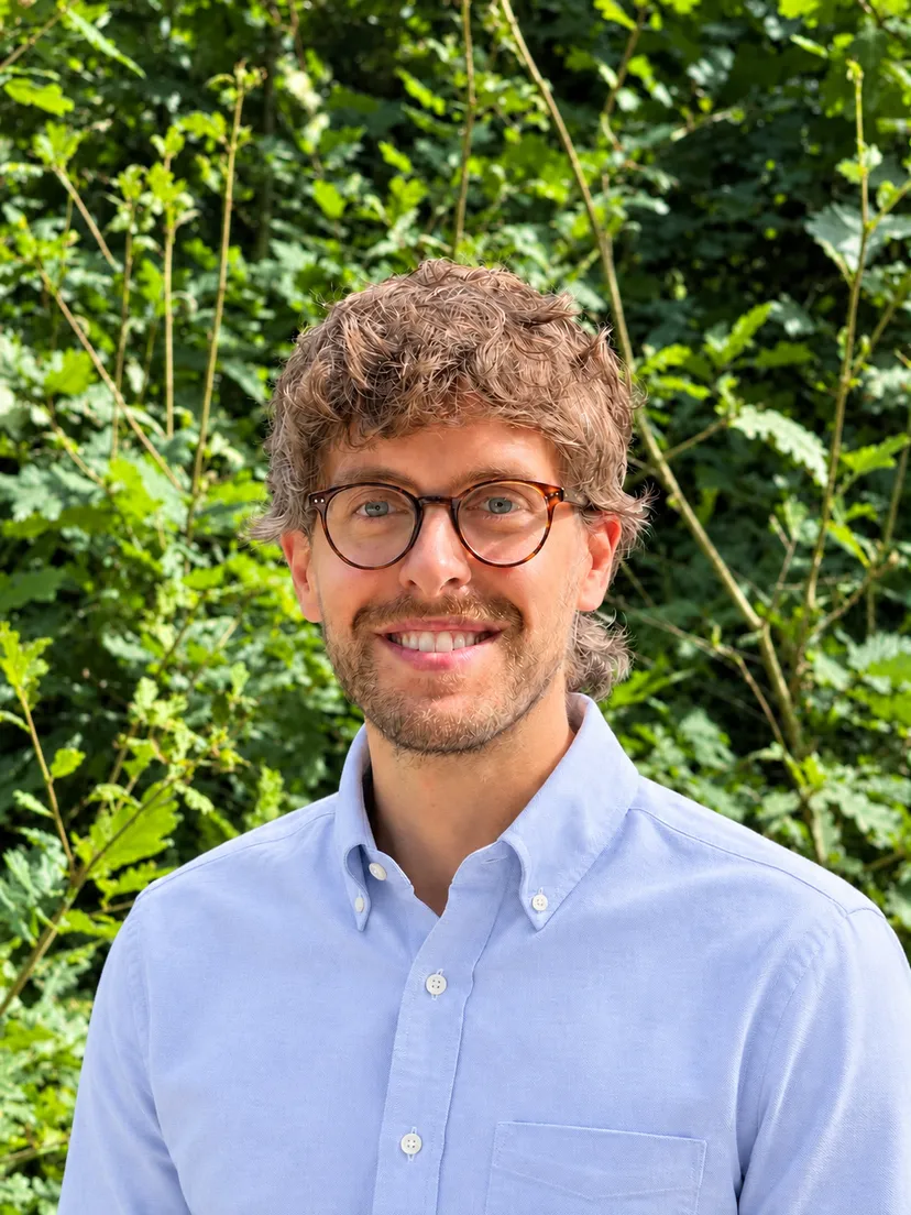 https://mr0.homeflow-assets.co.uk/files/avatar/image/7113/2635/_x_/Smiling_Man_Among_Green_Foliage.png