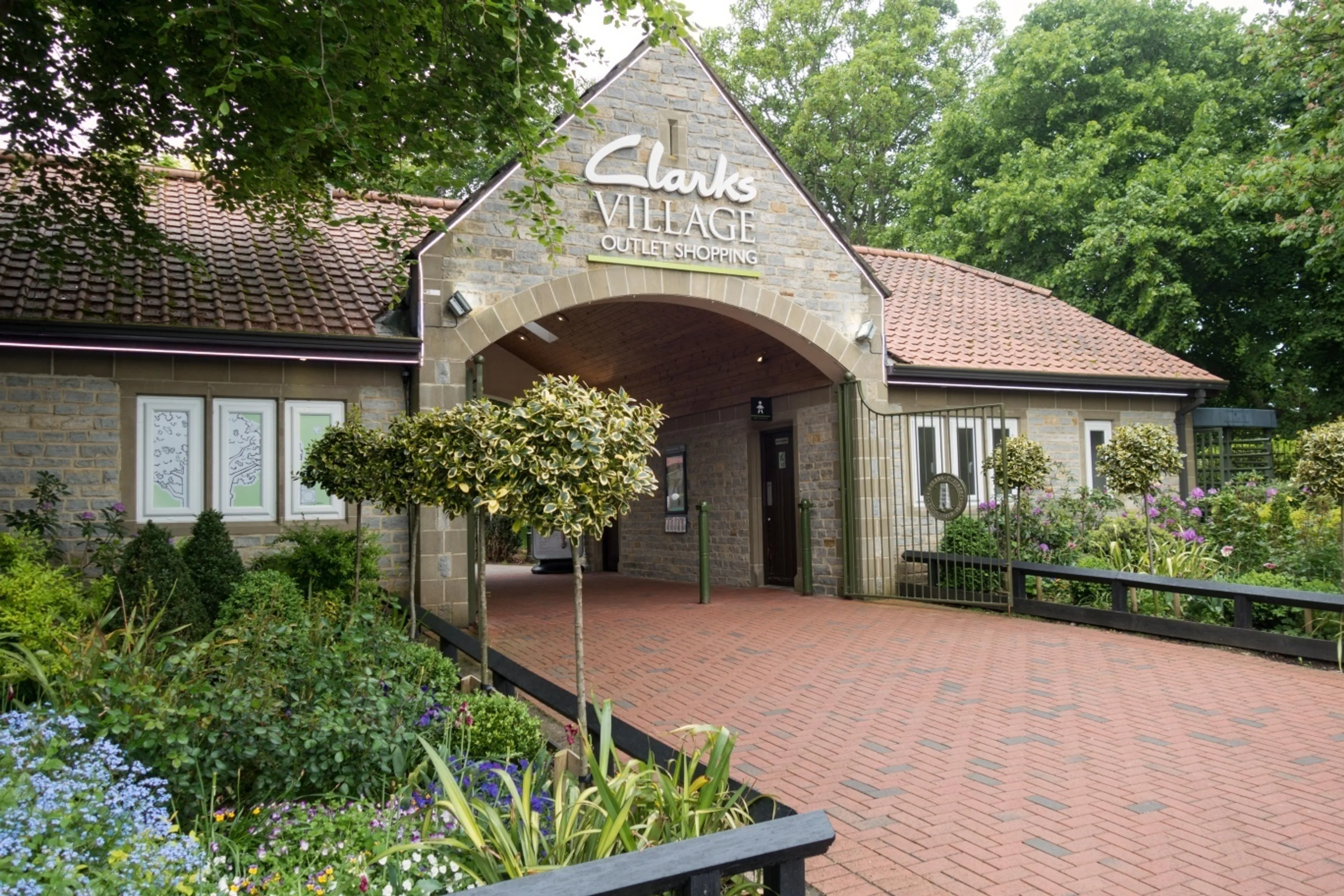 https://mr0.homeflow-assets.co.uk/files/branch_photo/image/6870/1569/_x_/Street.jpg