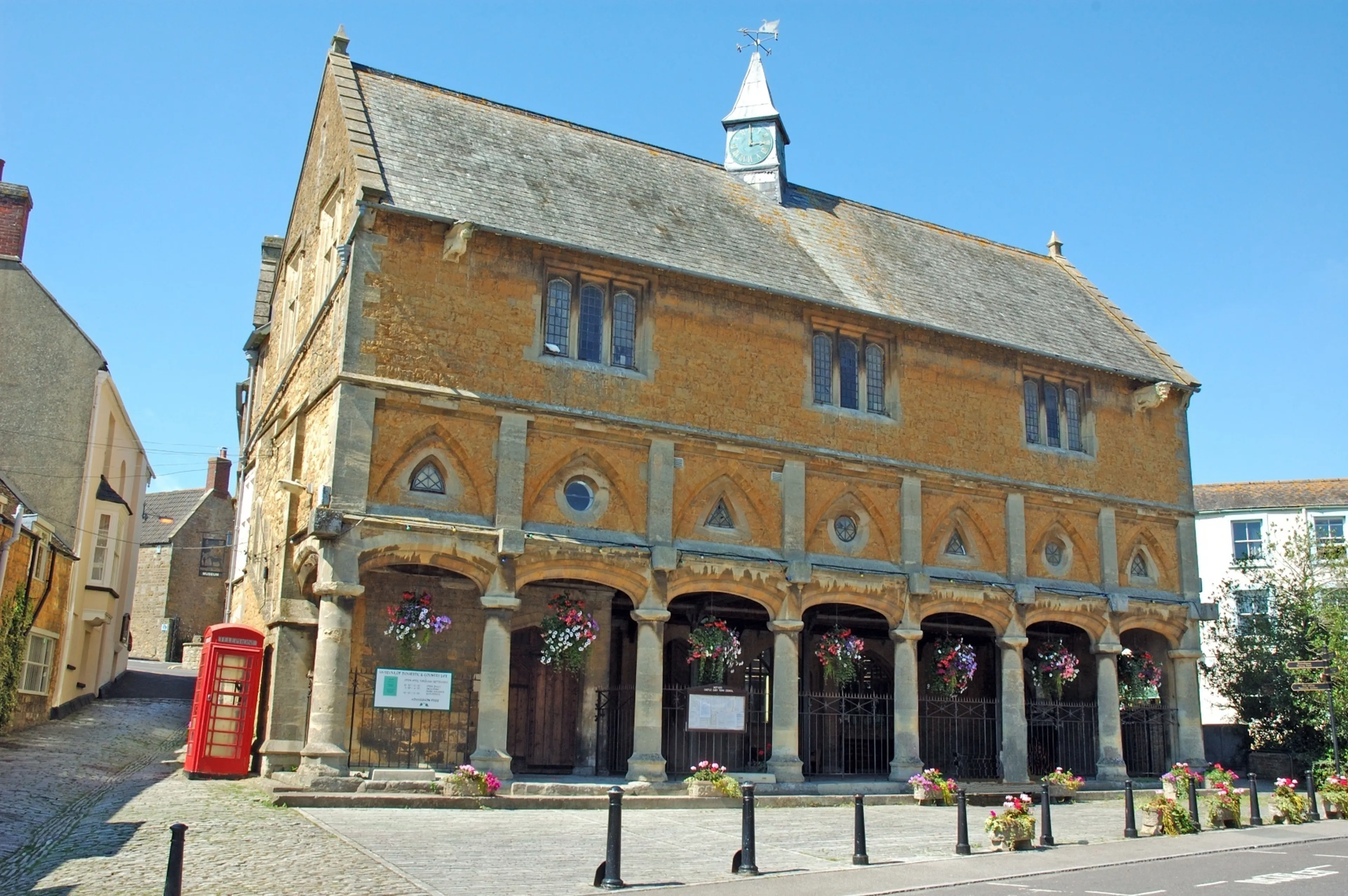 https://mr0.homeflow-assets.co.uk/files/branch_photo/image/6876/7556/_x_/Castle_Cary.jpg