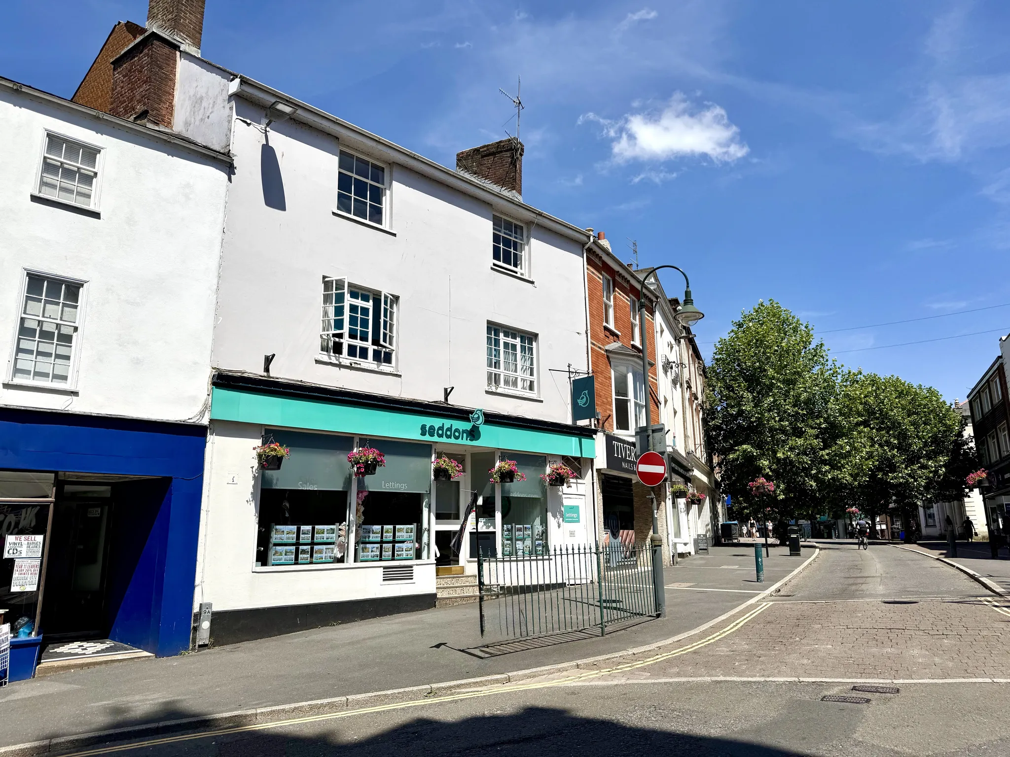 https://mr0.homeflow-assets.co.uk/files/branch_photo/image/7028/6409/_x_/IMG_0816_new.jpg