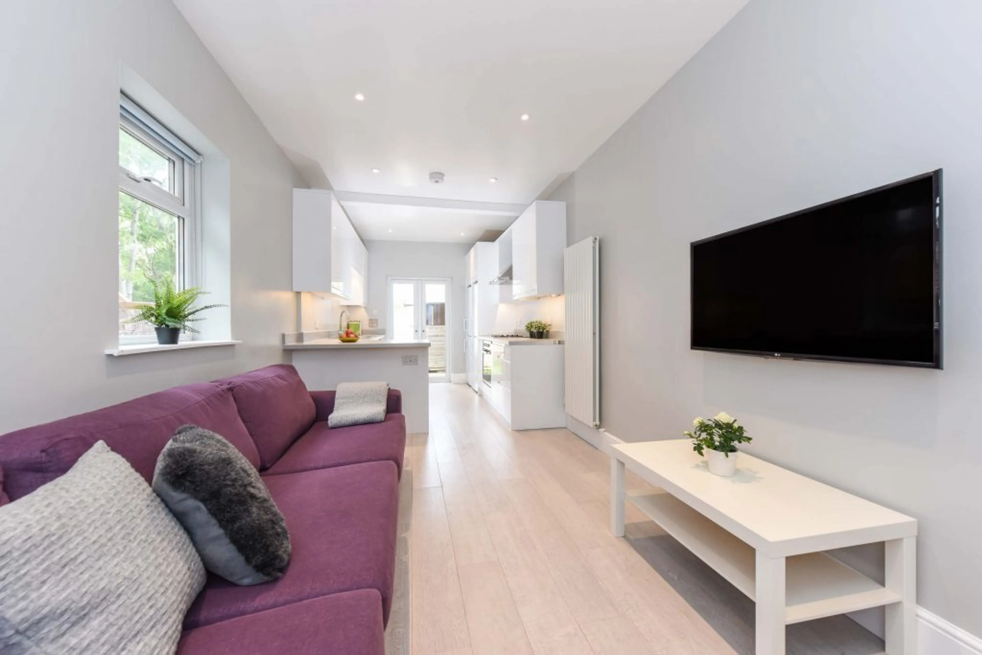 https://mr0.homeflow-assets.co.uk/files/branch_photo/image/7078/5624/_x_/living-room-student-house-6-1024x683.jpg