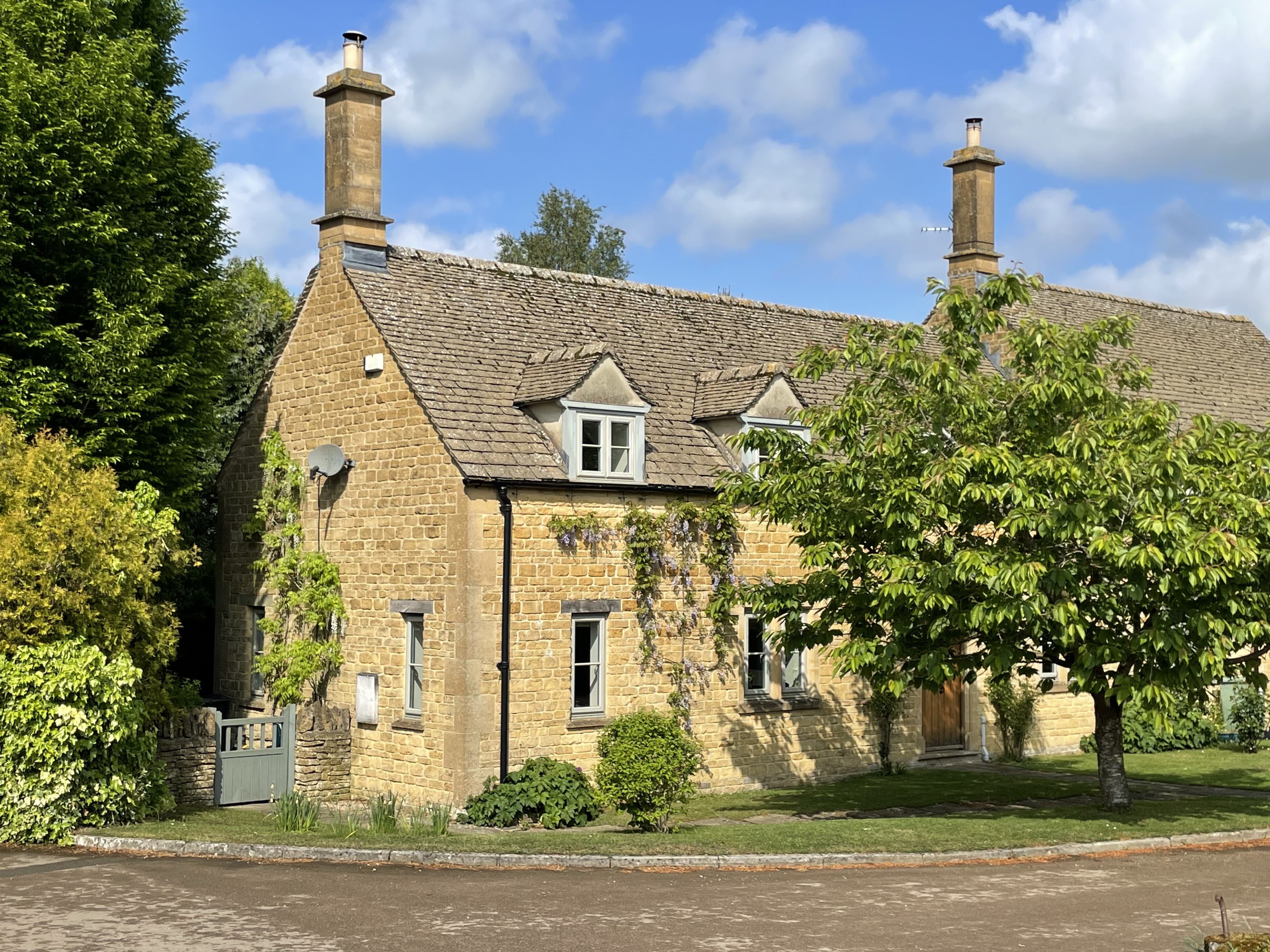 https://mr0.homeflow-assets.co.uk/files/media/image/0000/0000/11e1920cc197d71653c2dcf420bcd8fd/property_auctions.JPG