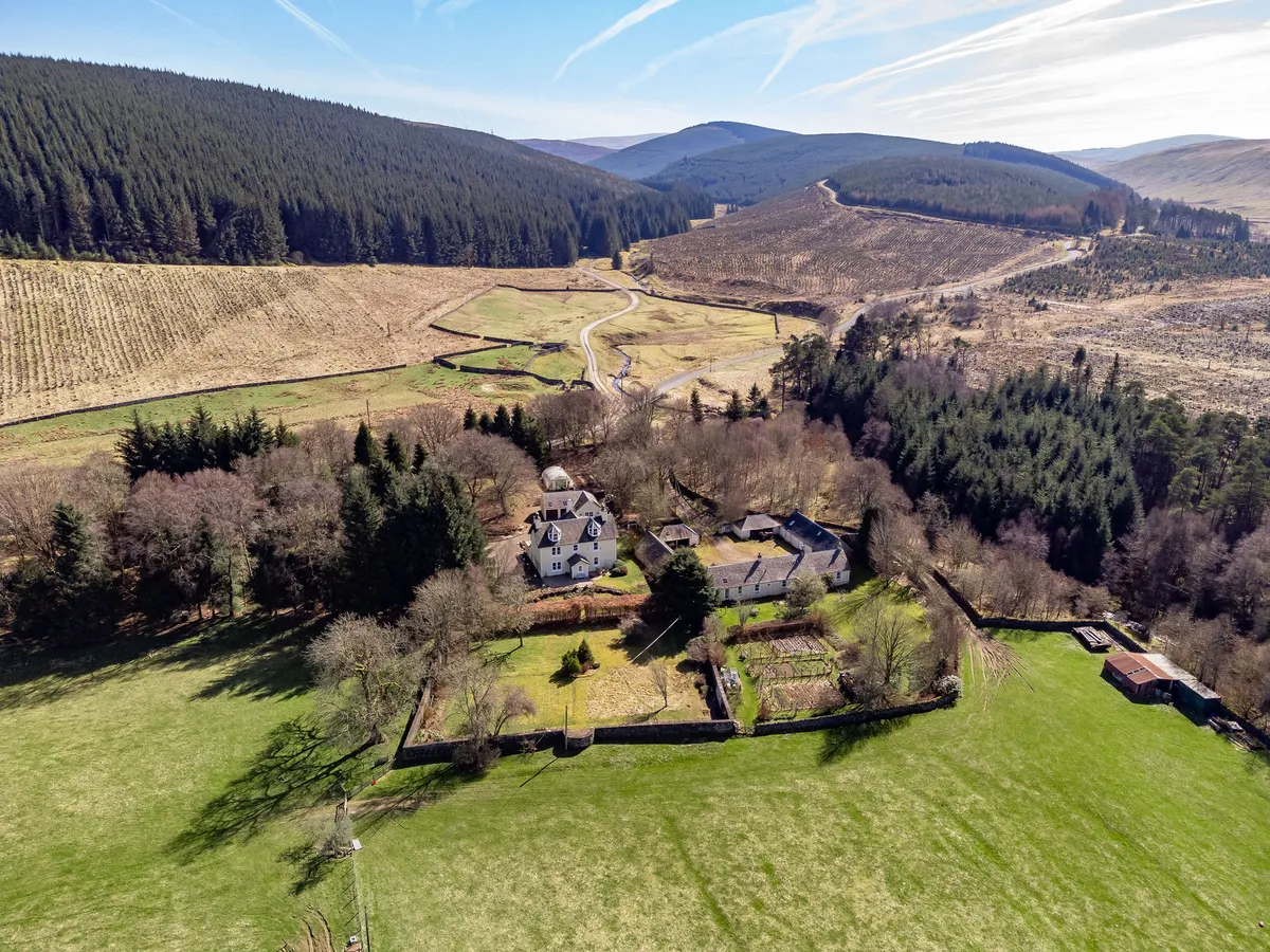 https://mr0.homeflow-assets.co.uk/files/media/image/0000/0000/9e019528f6baffe9646ddfdf0699c27c/Drone-20.jpg