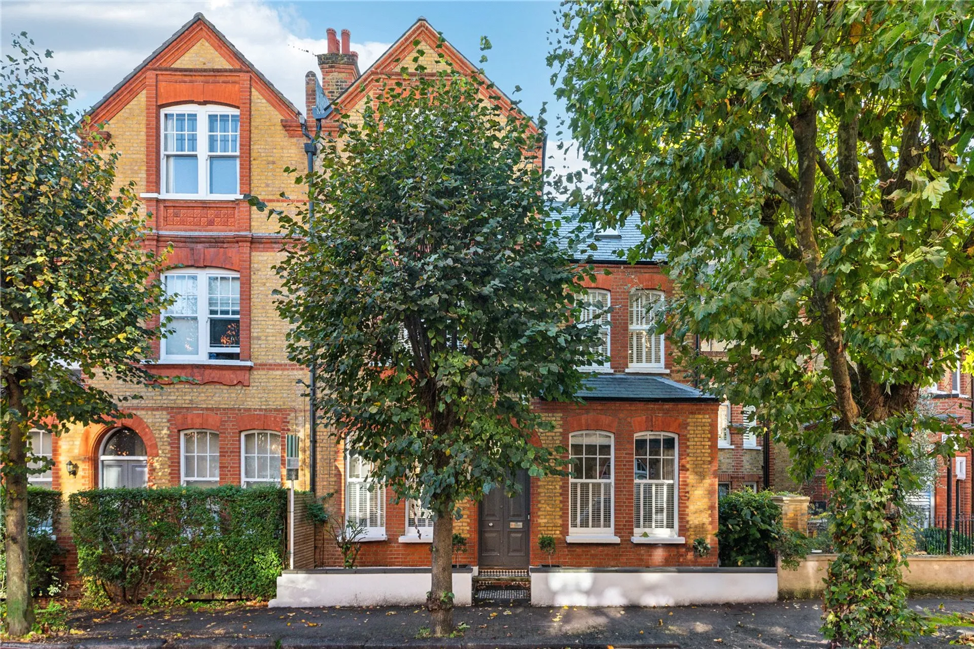 https://mr0.homeflow-assets.co.uk/files/media/image/0000/0000/0de0c3920504d5d9c991d6af728431e0/5_Old_Park_Avenue_1.jpg