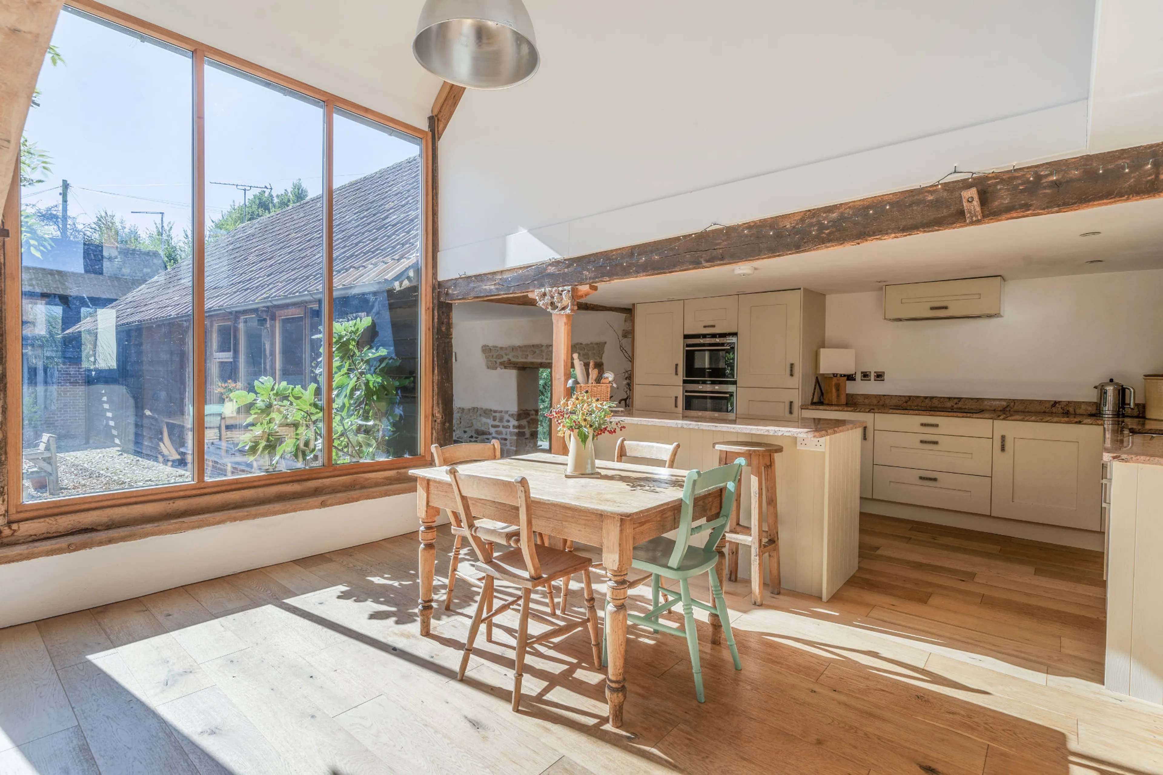 https://mr0.homeflow-assets.co.uk/files/media/image/0000/0000/0d3760b46a5f7f0ddef6292e50634a36/kitchen.jpg