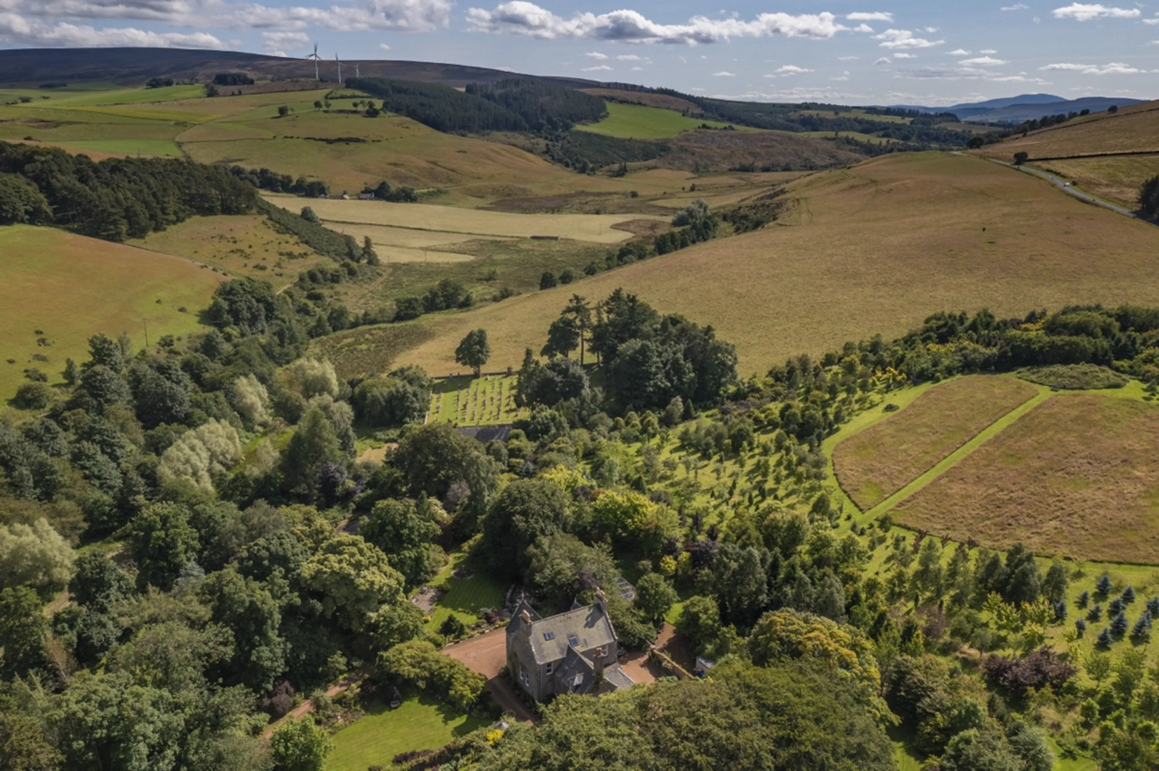 https://mr0.homeflow-assets.co.uk/files/media/image/0000/0000/159c704ce725abe4191727ee6e9ea422/Daluaine_376-HDR.jpg