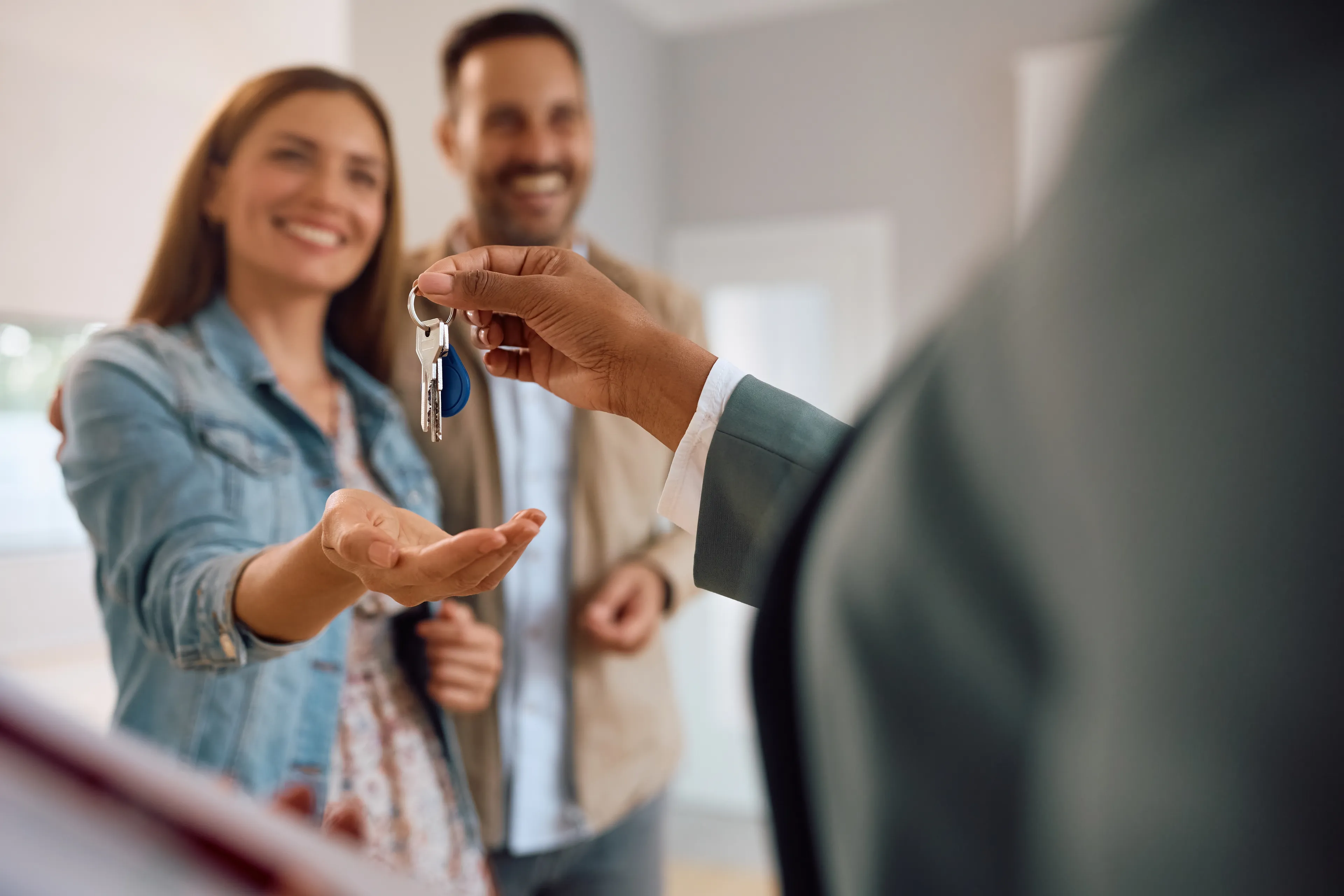 https://mr0.homeflow-assets.co.uk/files/media/image/0000/0000/2751648566575e6a6653937443dd87ec/landlord-keys.jpg