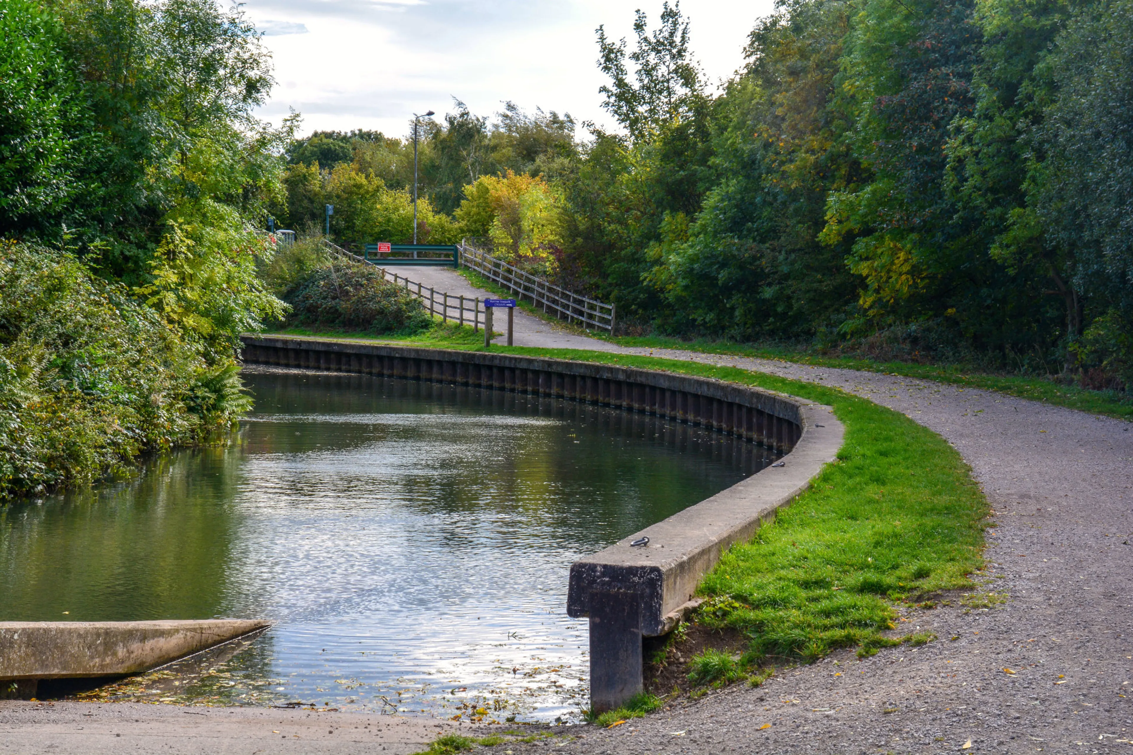 https://mr0.homeflow-assets.co.uk/files/media/image/0000/0000/48a88ccda822c0d560d9baa0d85f48e9/Chesterfield_,_Chesterfield_Canal_-_geograph.org.uk_-_5955285.jpg