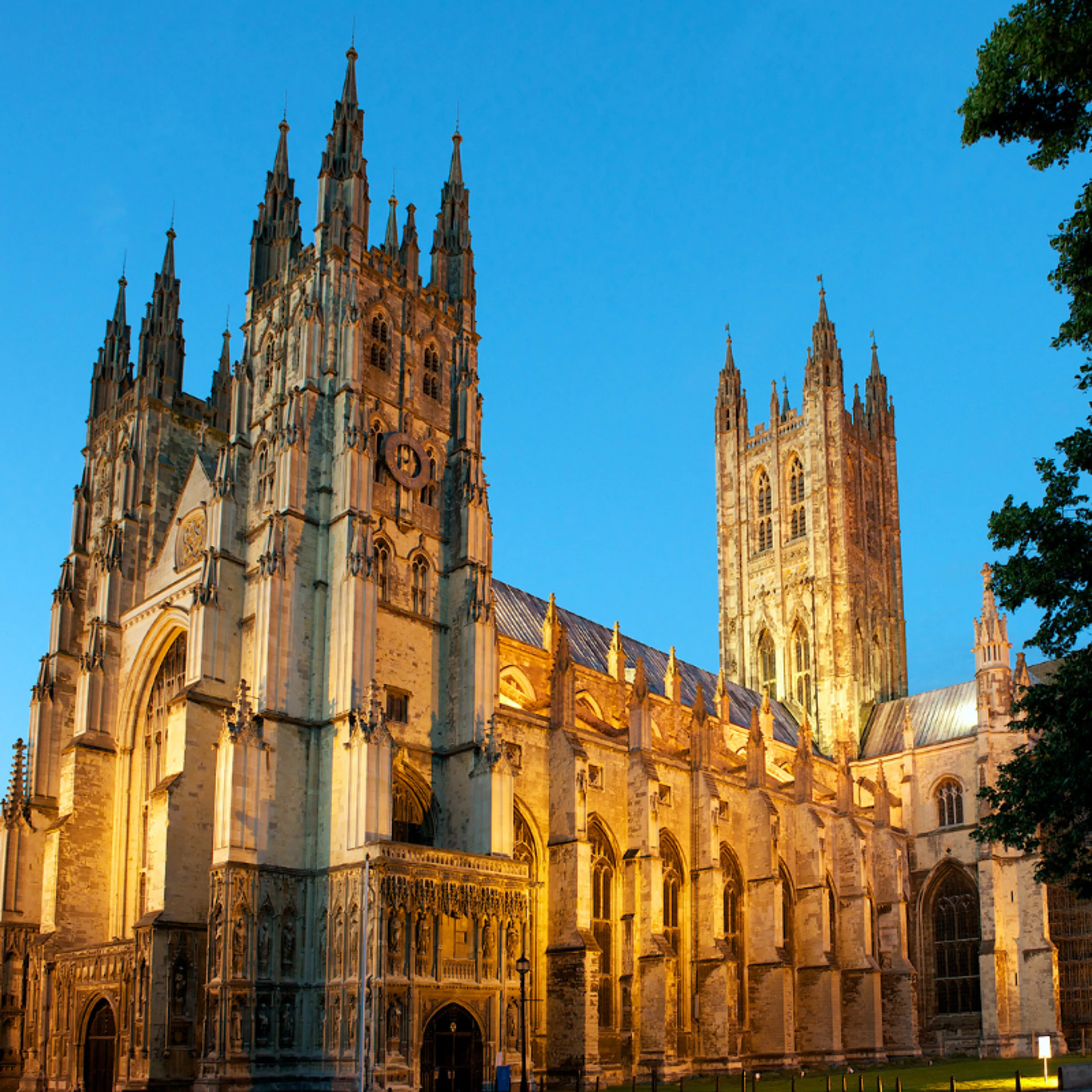 https://mr0.homeflow-assets.co.uk/files/media/image/0000/0000/513c44e2da9f5530f883f114298a5b14/Canterbury+Cathedral.jpg