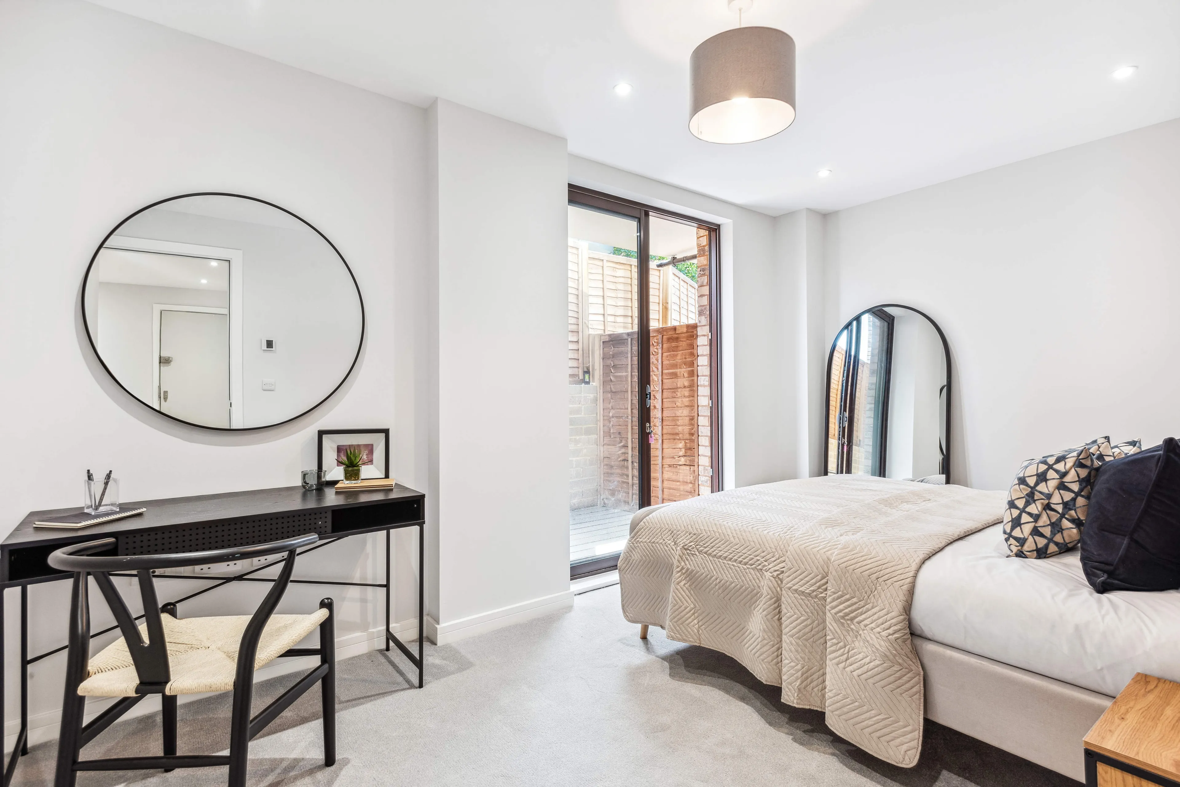 https://mr0.homeflow-assets.co.uk/files/media/image/0000/0000/5cd77b22591d16a6f4ed2026ced825bb/Bedroom.jpg