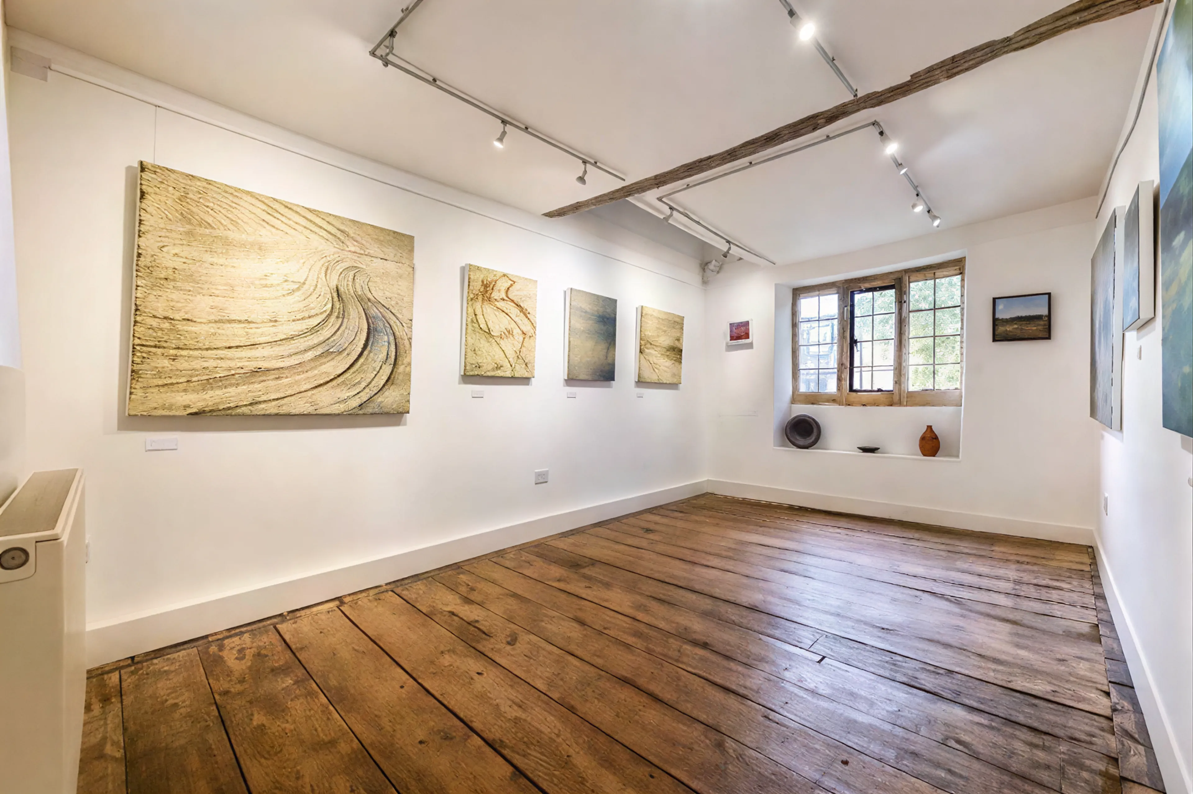 https://mr0.homeflow-assets.co.uk/files/media/image/0000/0000/6196791aef9d937bda4e45d1e250e521/sale-campden-gallery-chipping-campden-2-enhanced.png