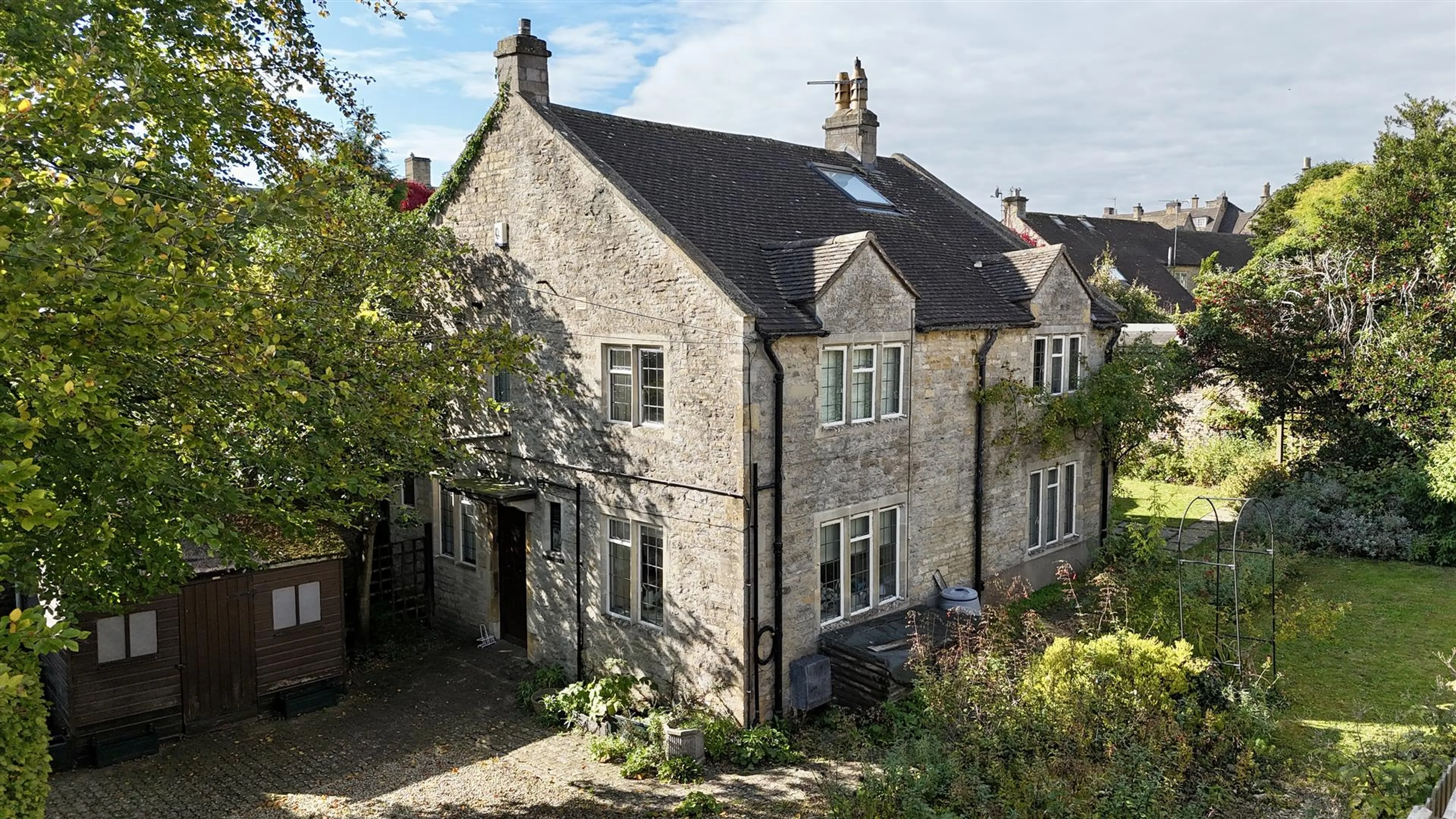https://mr0.homeflow-assets.co.uk/files/media/image/0000/0000/8c9f2958cfe0e58cebdae7547933fa04/LittleHunsdon.jpg