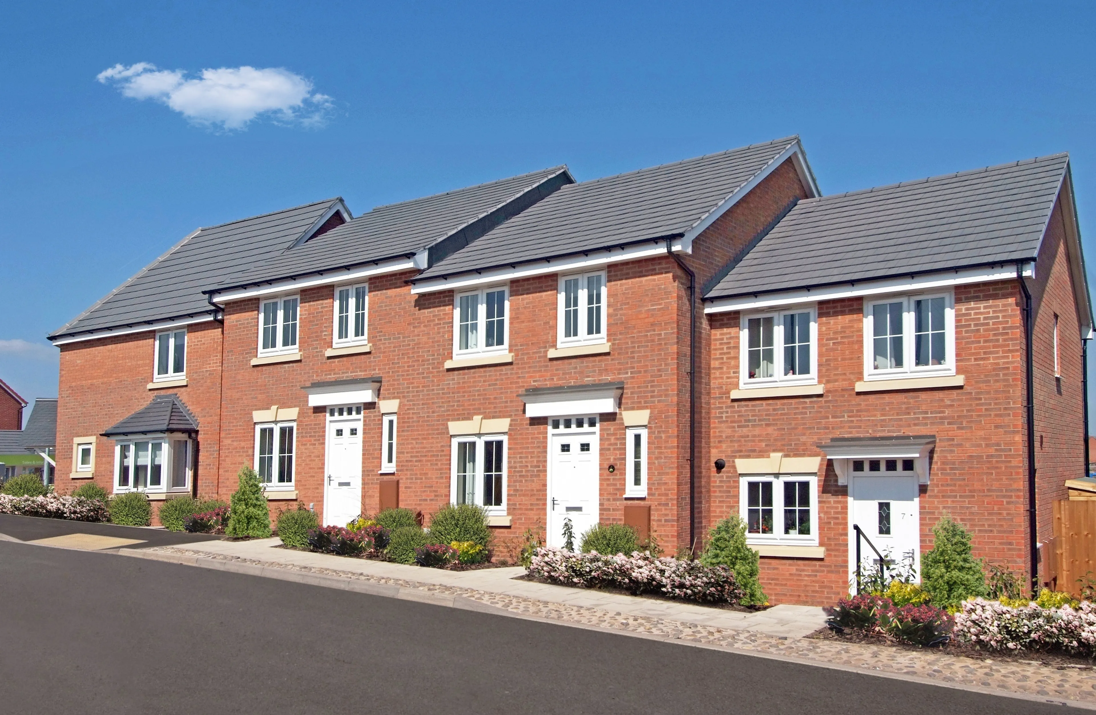https://mr0.homeflow-assets.co.uk/files/media/image/0000/0000/9ca6be8e005d00cfa90f3b2a6ddd798a/barratts-new-houses.jpg