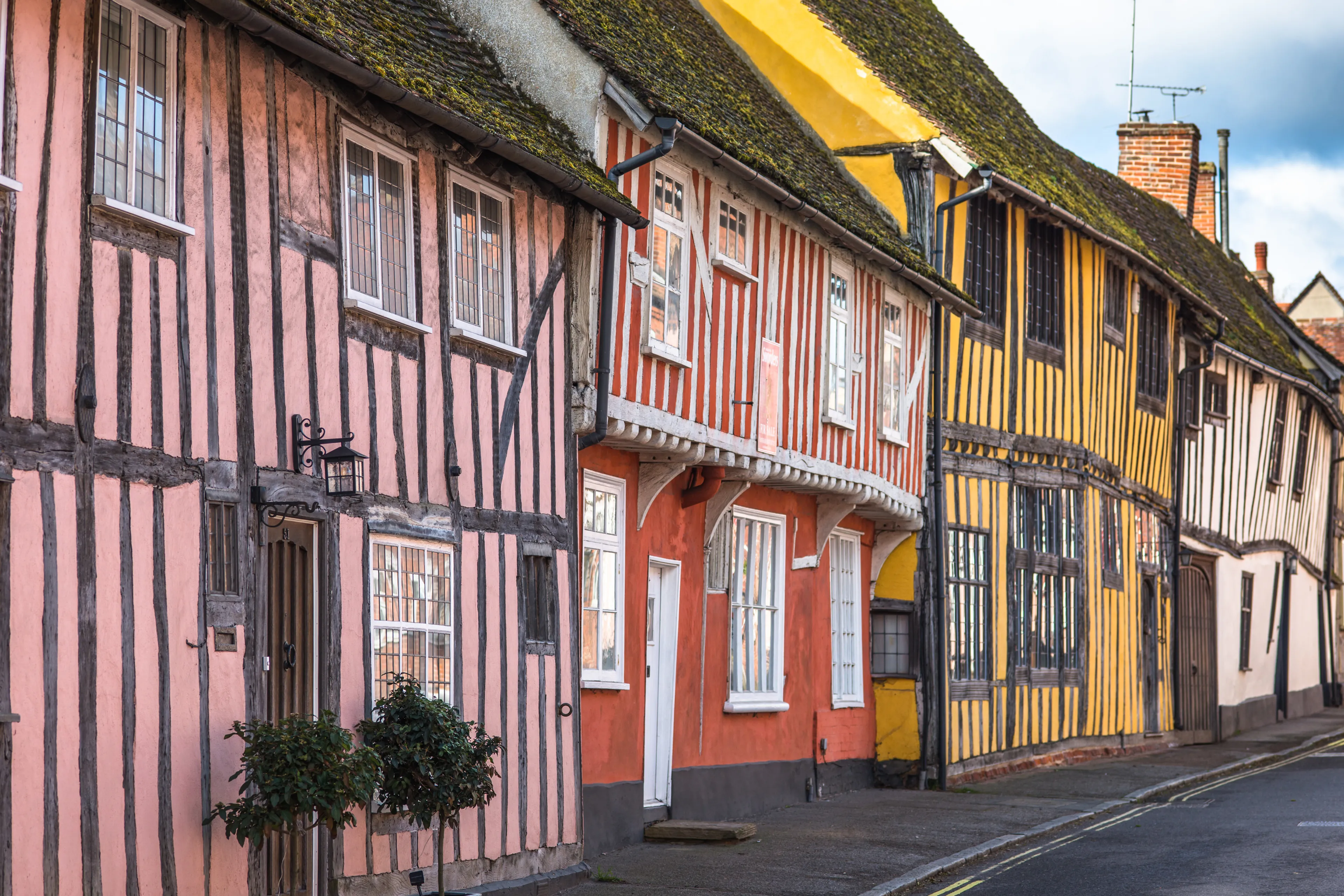https://mr0.homeflow-assets.co.uk/files/media/image/0000/0000/9f77c26b437ae18c0669c2ce77ede127/half-timbered_medieval_cottages_in_suffolk.jpg