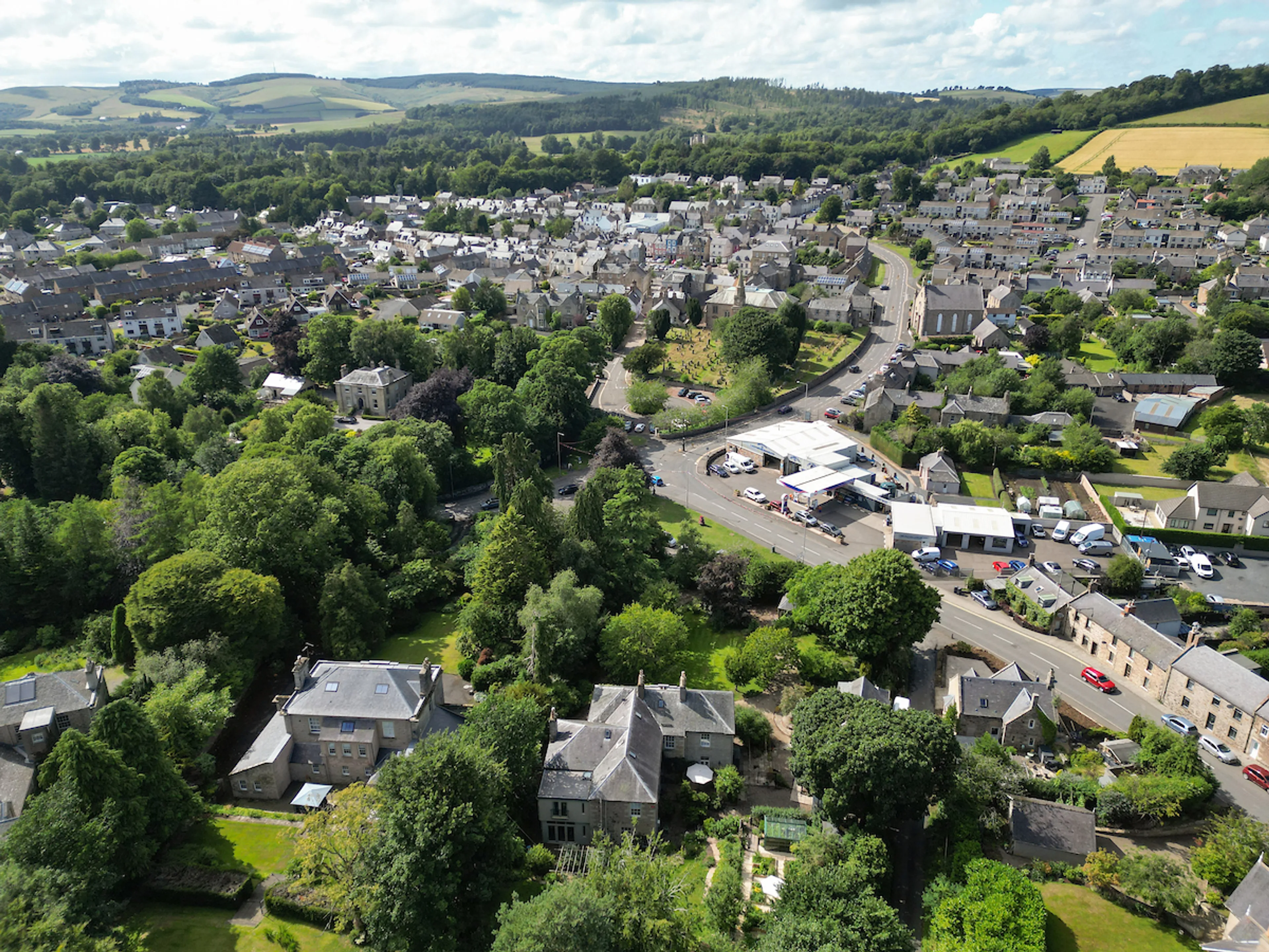 https://mr0.homeflow-assets.co.uk/files/media/image/0000/0000/b598cb7fc9e6607ac9fd4a6f63f41067/Haymount-DRONE-018.jpg