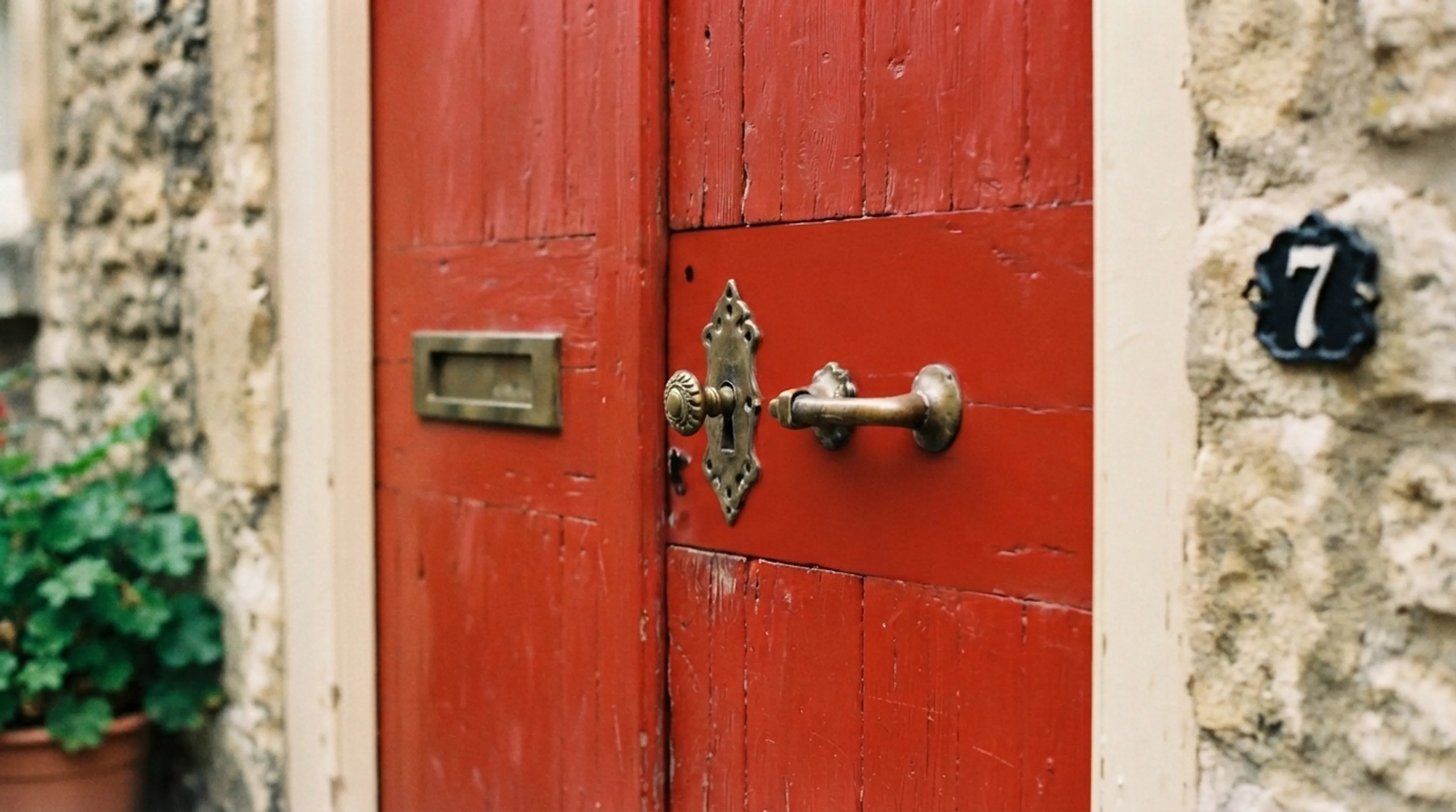 https://mr0.homeflow-assets.co.uk/files/media/image/0000/0000/b6cad42b52c44a5fdc1ed624082cf1bb/close_up_of_red_door_202607061232.jpeg