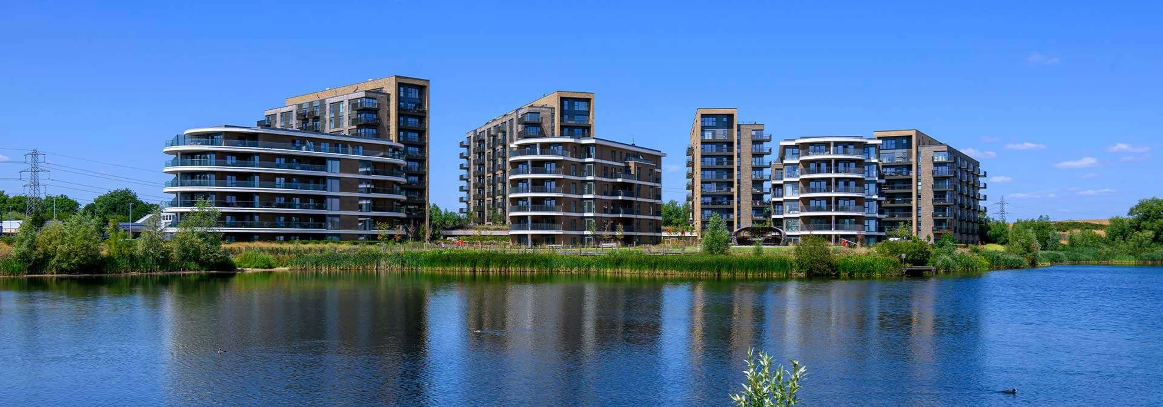 https://mr0.homeflow-assets.co.uk/files/media/image/0000/0000/caba46961edf4fe87548d0ab16c004cd/bankside-gardens---exterior-img1_21082025-crop.jpg