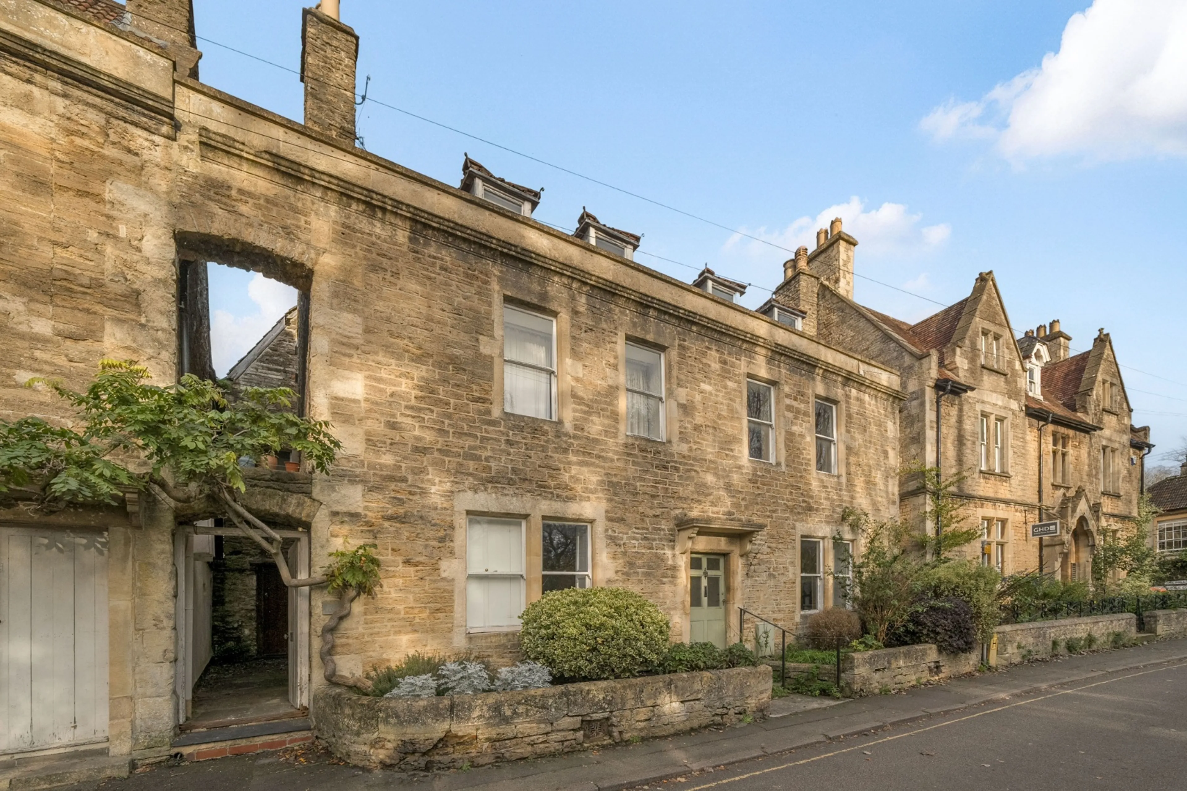 https://mr0.homeflow-assets.co.uk/files/media/image/0000/0000/d785e2b07dc78d0434c28da7d2ca718a/Countryhouse.jpg
