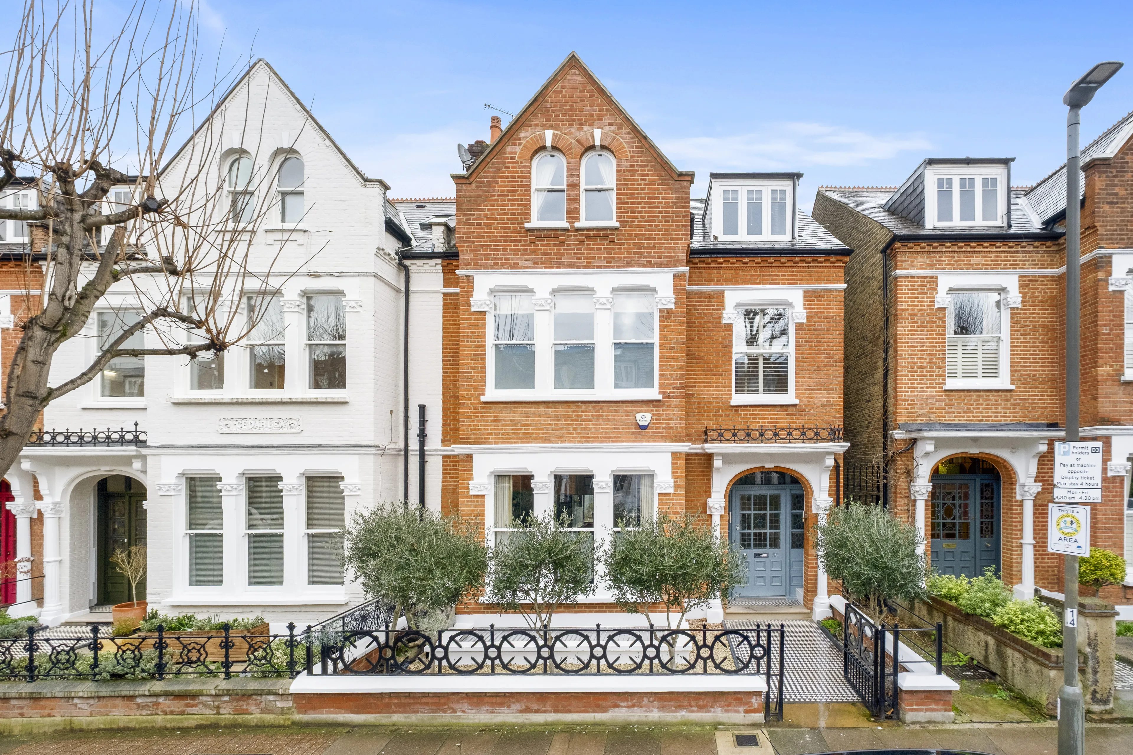 https://mr0.homeflow-assets.co.uk/files/media/image/0000/0000/e4716e3cf1500c85662d918092c21369/beautiful-property-in-heaver-estate.jpg