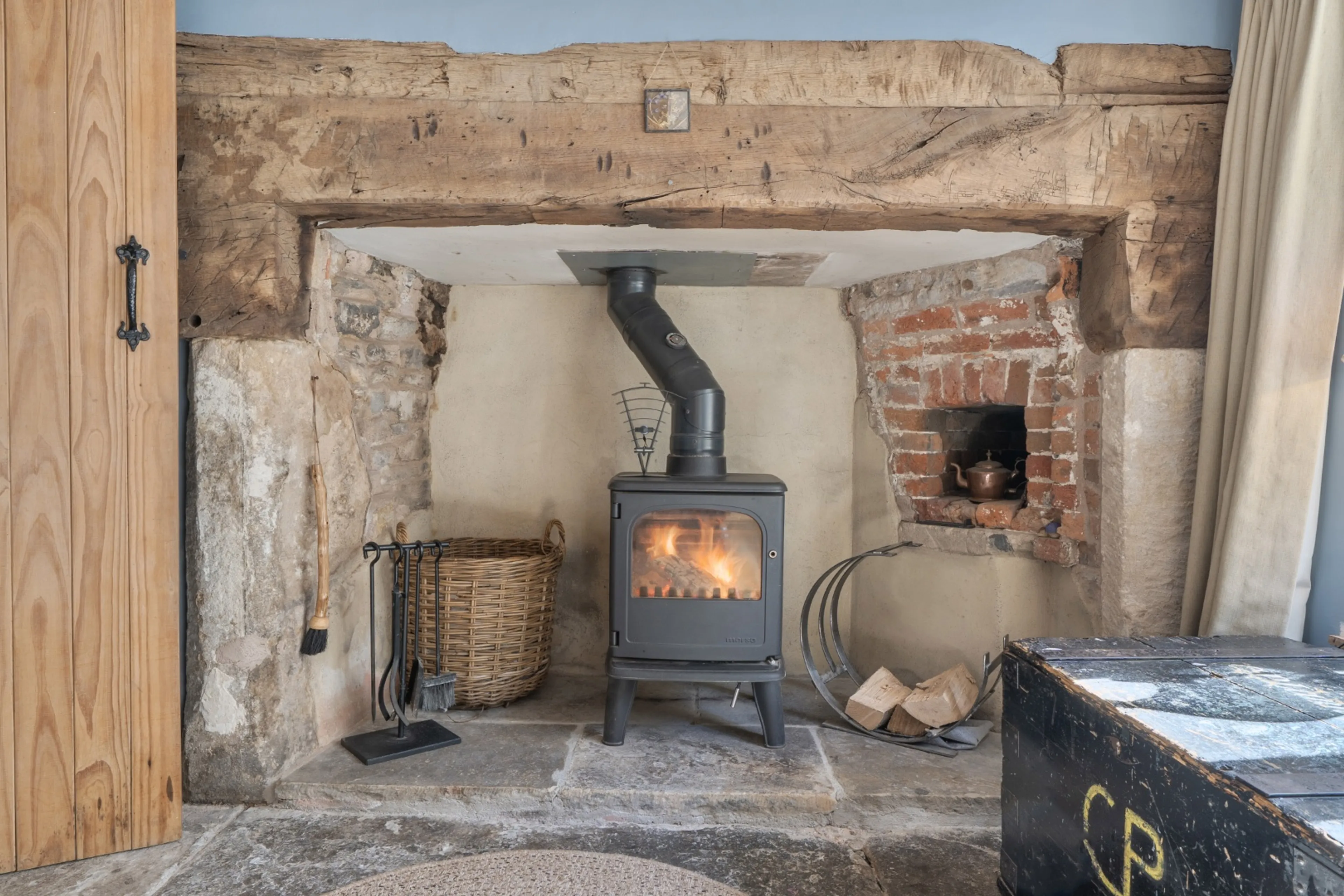https://mr0.homeflow-assets.co.uk/files/media/image/0000/0000/e60c9e88d94c783f8a5d901ca0edf305/Fireplace.jpg