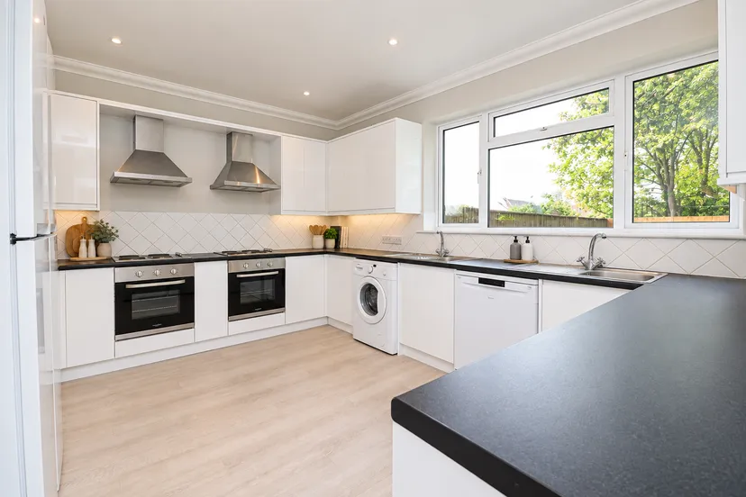 Bright-Modern-Kitchen-with-Natural-Decor.png