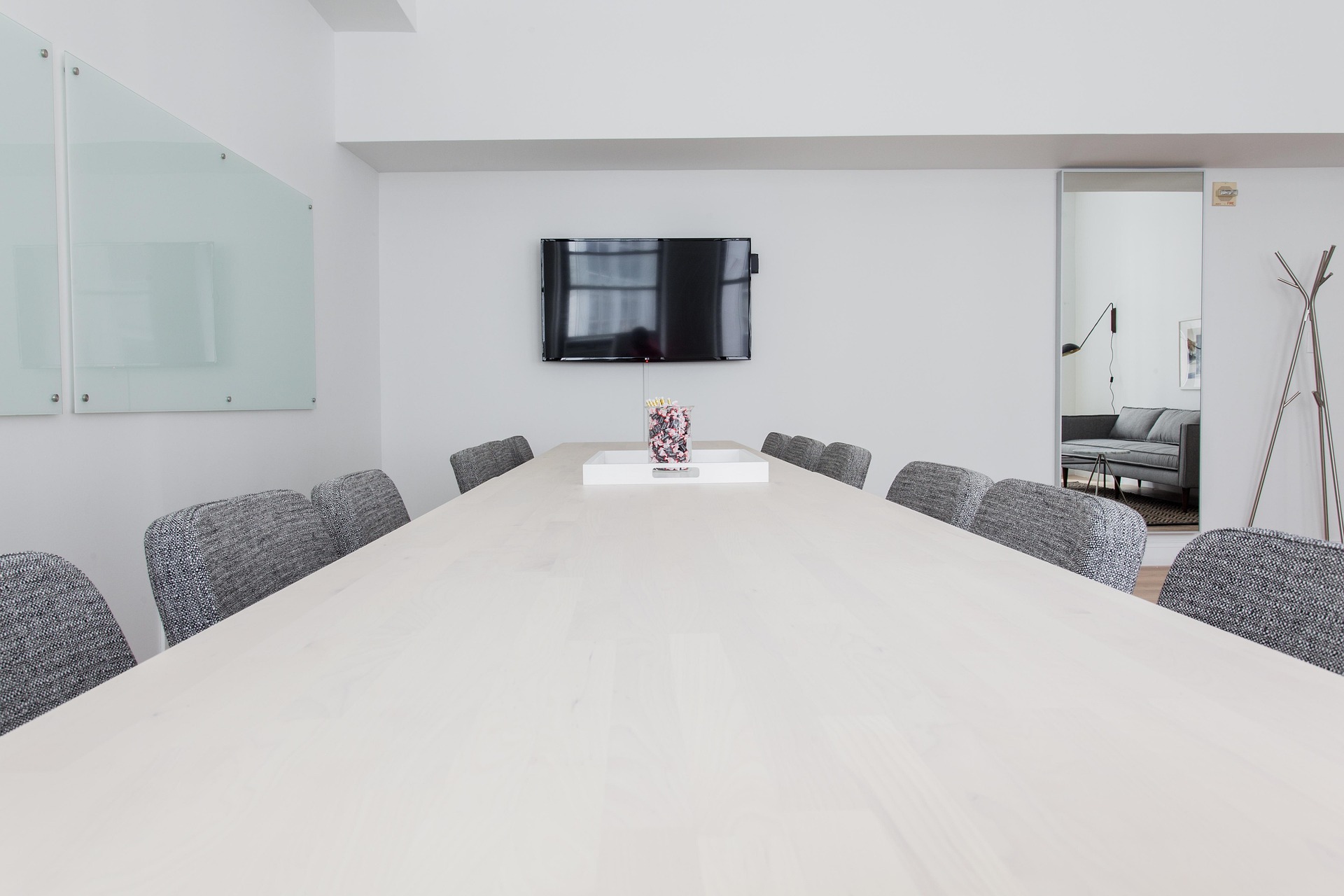 https://mr0.homeflow-assets.co.uk/files/media/image/0000/0000/c26a1c1764cdf91c38be73314b593a48/chairs-2181951_1920.jpg
