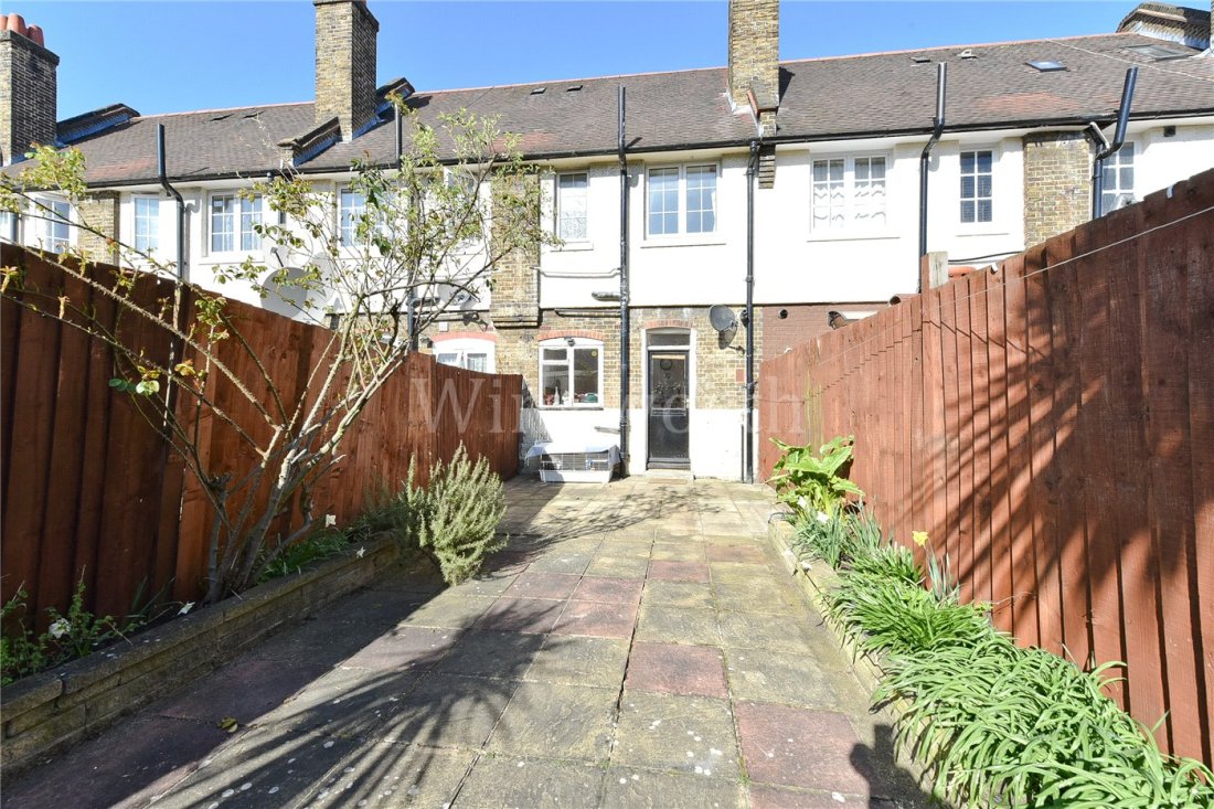 2 bedroom property to rent in Tower Gardens Road, Tottenham, N17 £