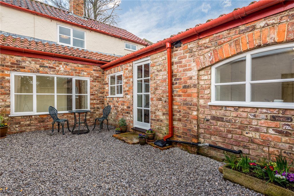 2 bedroom property to let in The Limes, The Green, Green Hammerton