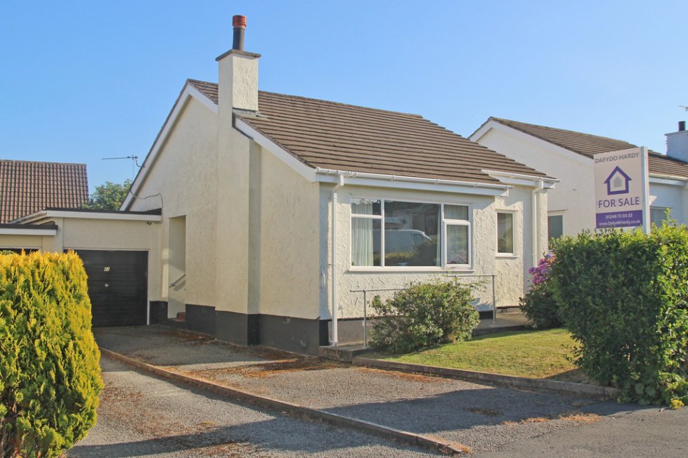 2 bedroom property for sale in Upper Breeze Hill, Benllech, North Wales