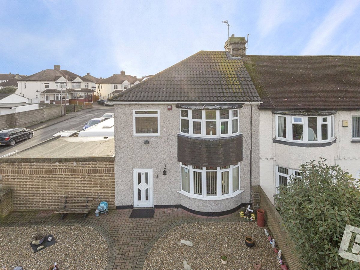 3 bedroom property to let in Rochester Road, Gravesend, Kent, DA12 £
