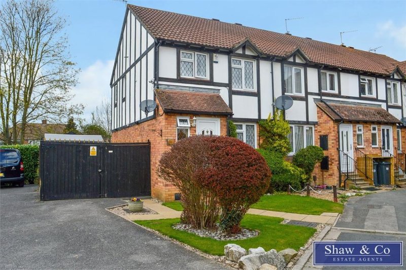 3 bedroom property for sale in Ennerdale Close, FELTHAM, Middlesex £