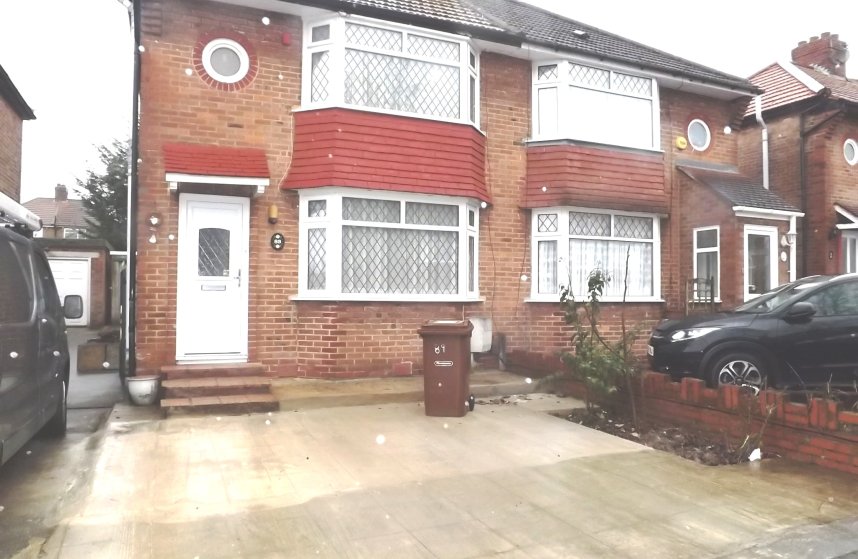 3 bedroom property for sale in Orchard Grove, Edgware Guide price £