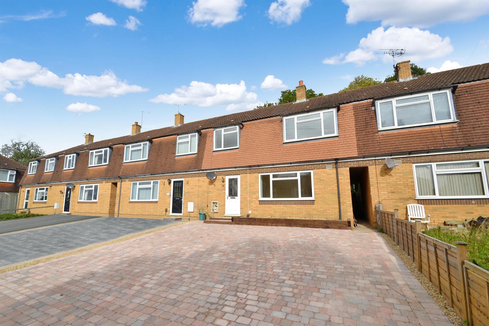 3 bedroom property for sale in Laxton Gardens, Merstham, RH1 3NJ