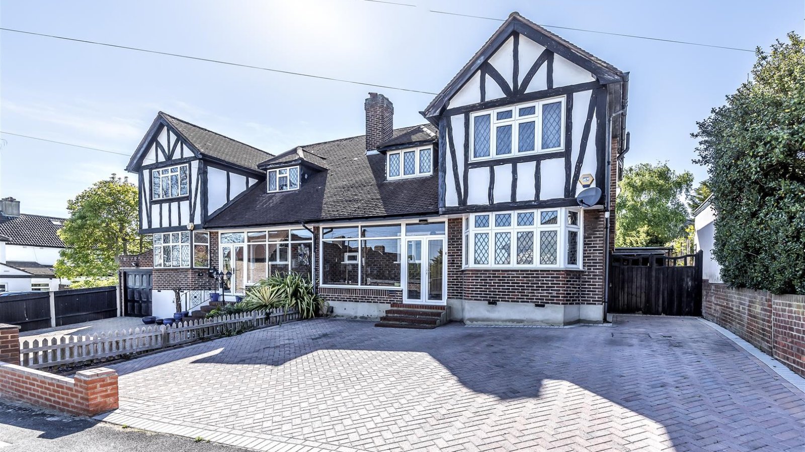 3 bedroom property for sale in Stoneleigh Park Road, Epsom Offers in