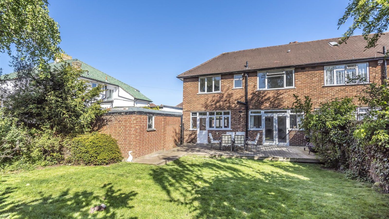 3 bedroom property for sale in Stoneleigh Park Road, Epsom Offers in