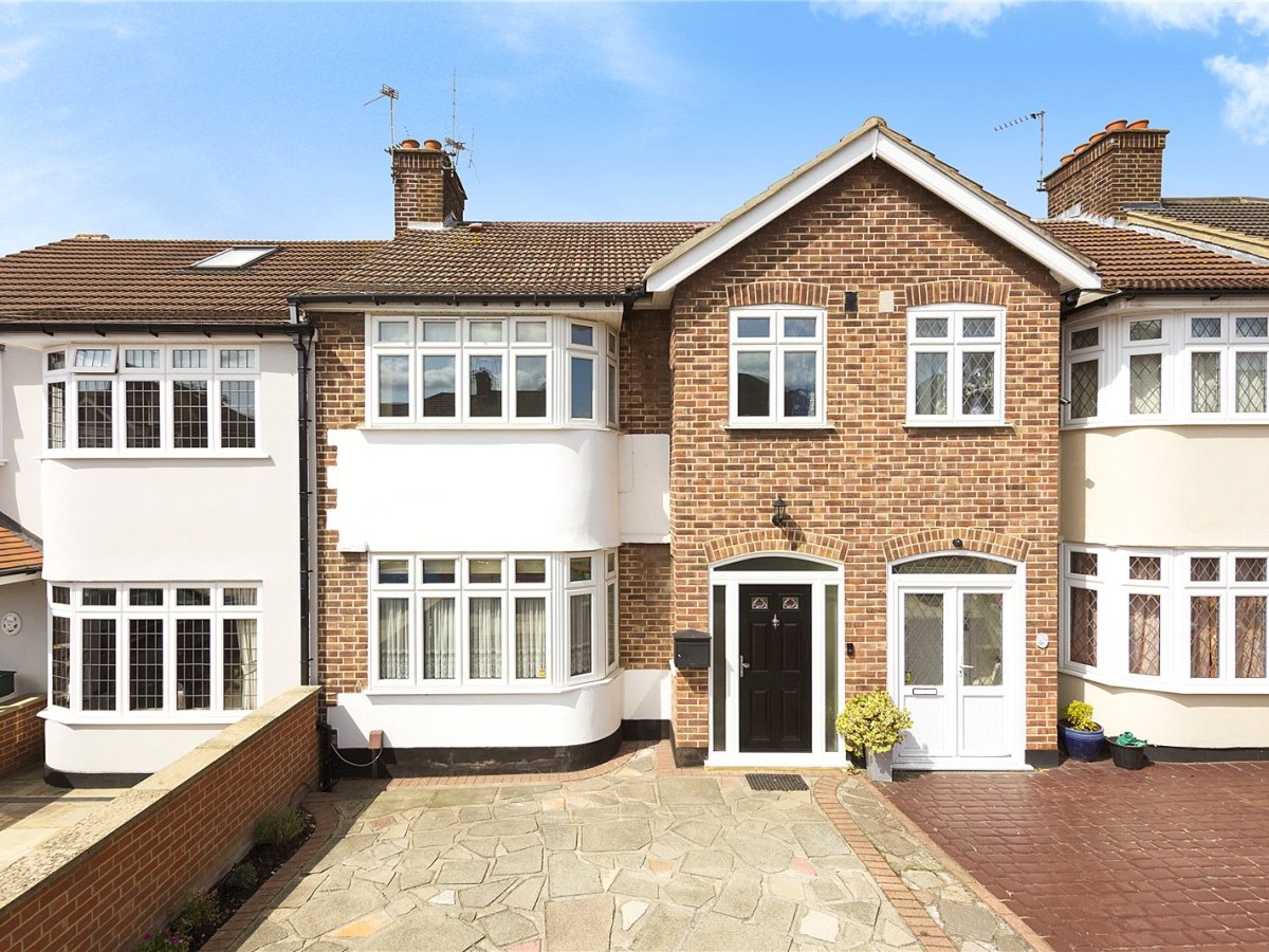 4 bedroom property for sale in Stanley Avenue, Gidea Park, Essex, RM2