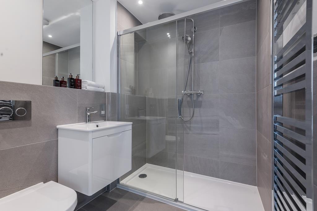 Newly Built  3 Bed Town House  To Let  Fulham  W6 Image 17