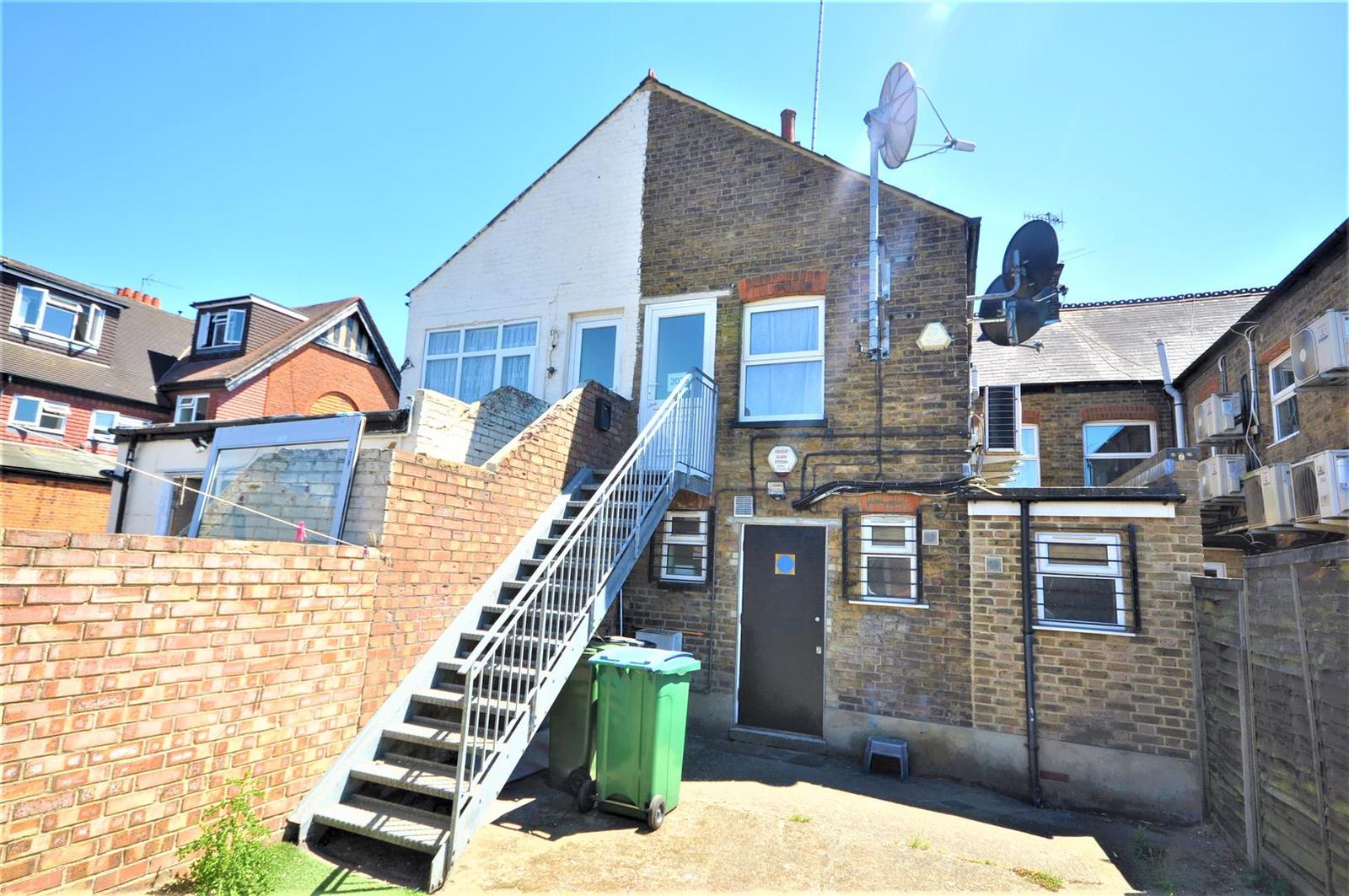 2 bedroom property to let in St. Albans Road, Watford £945 pcm