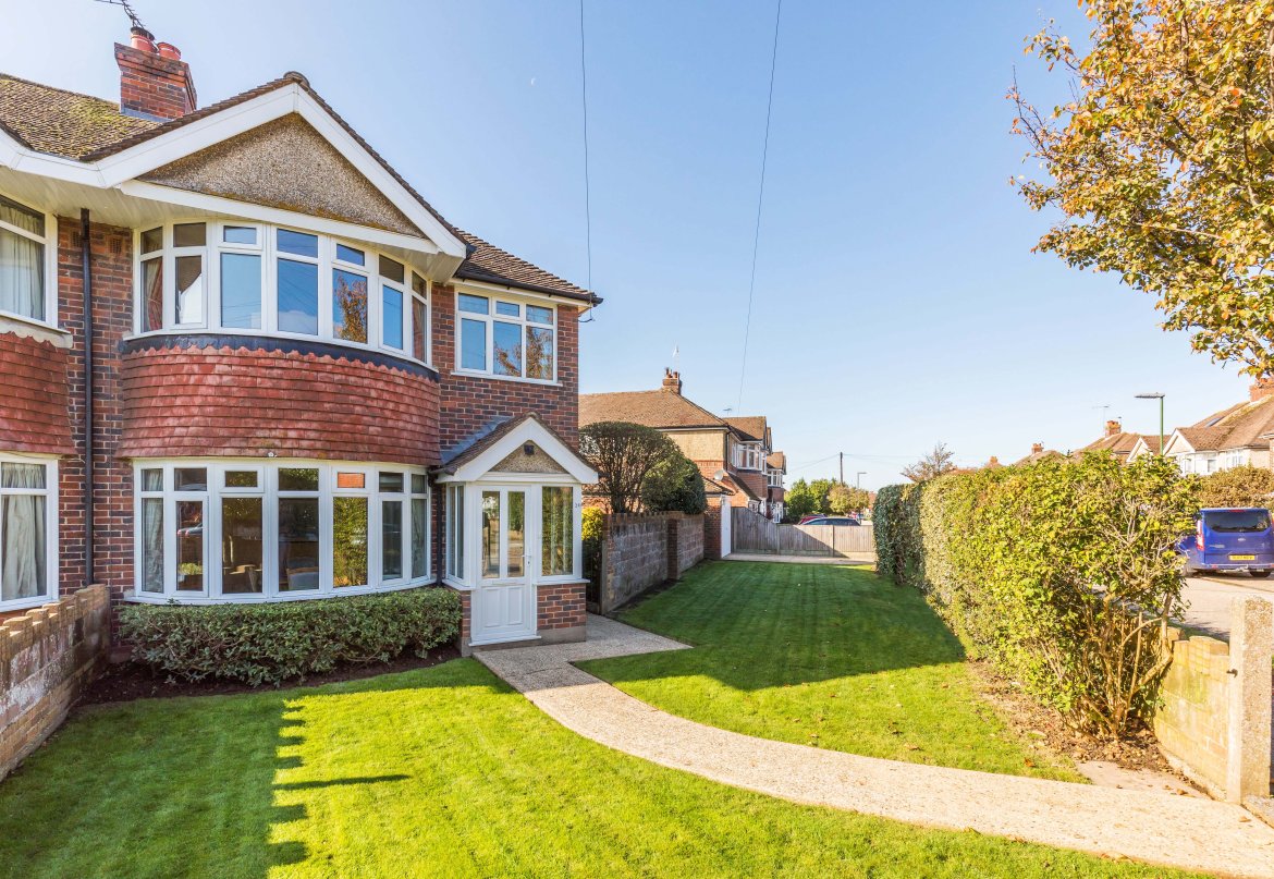 3 bedroom property for sale in Willowbed Drive, Chichester Price on