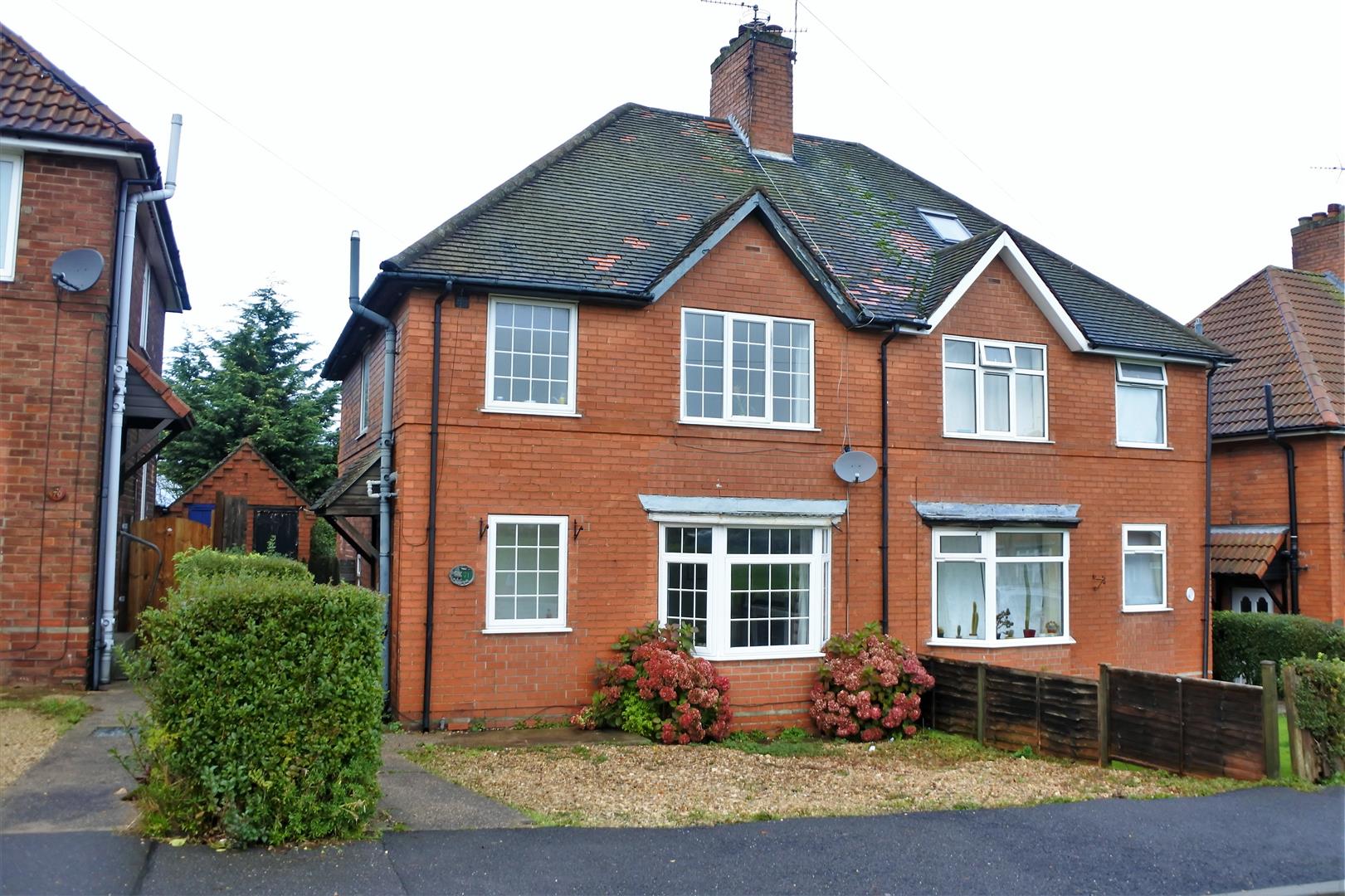 3 bedroom property for sale in Walton Gardens, Grantham Offers in the